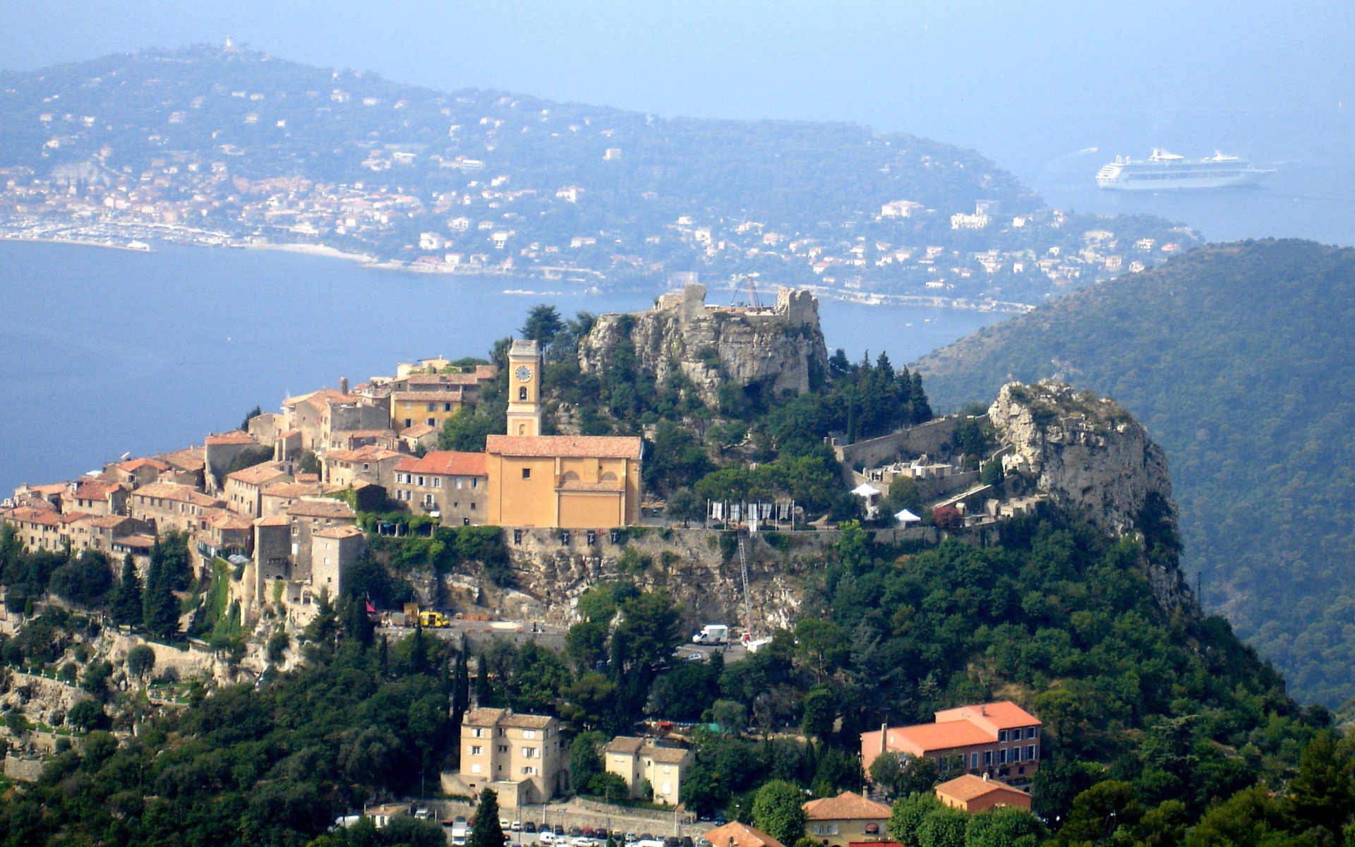 Город на фоне залива на курорте Эз, Франция