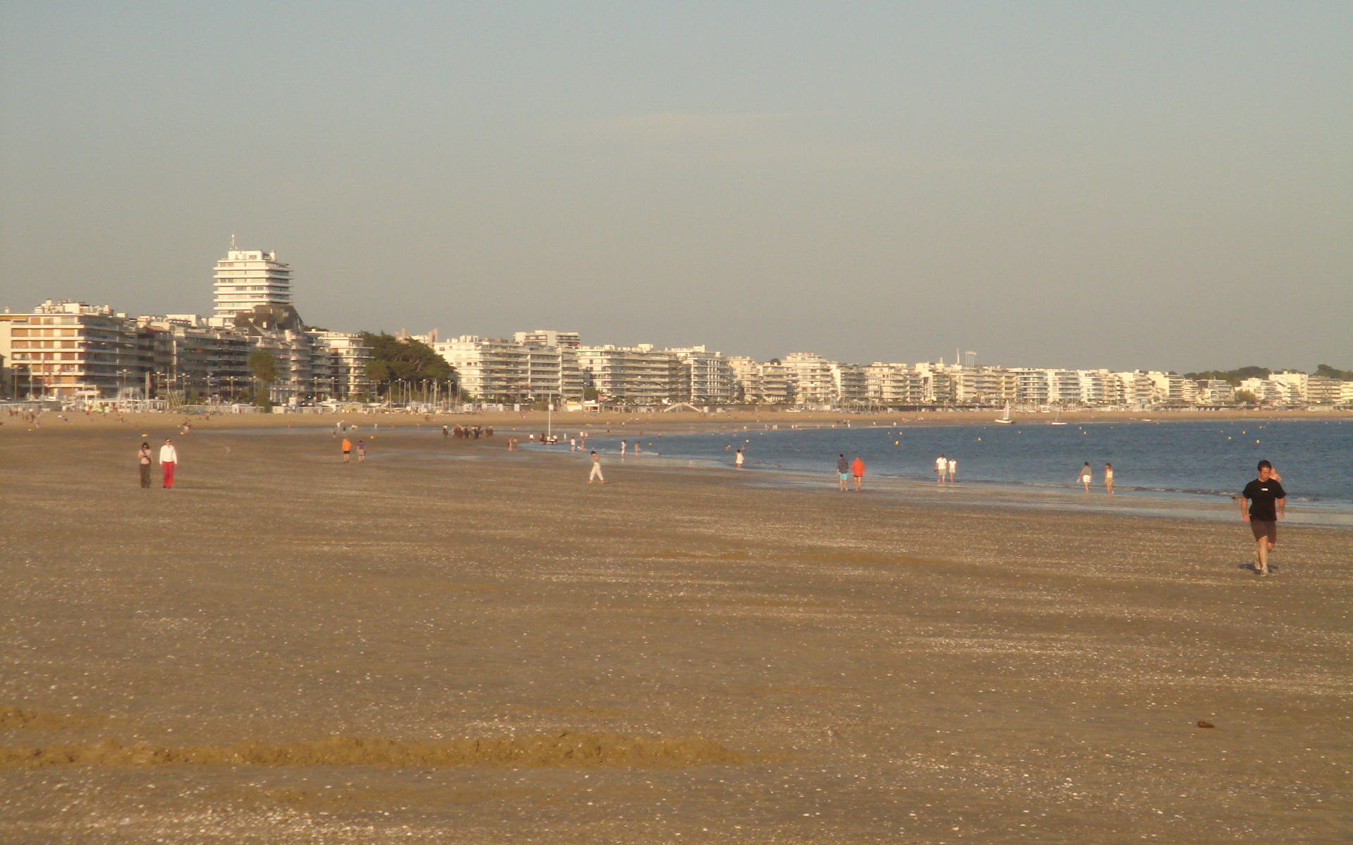 Золотой пляж на курорте Ла Боль, Франция