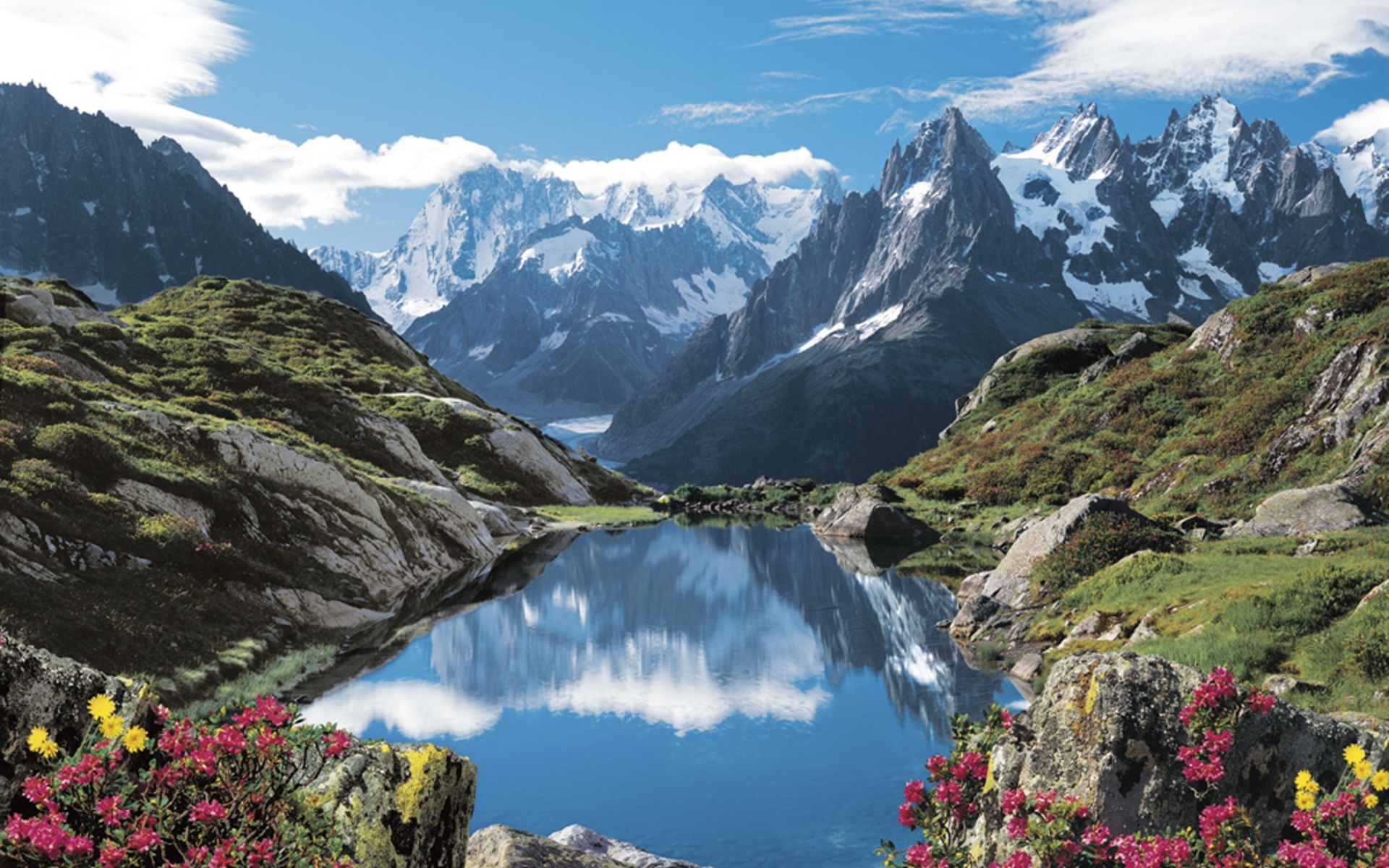 Горное озеро на курорте Шамони, Франция