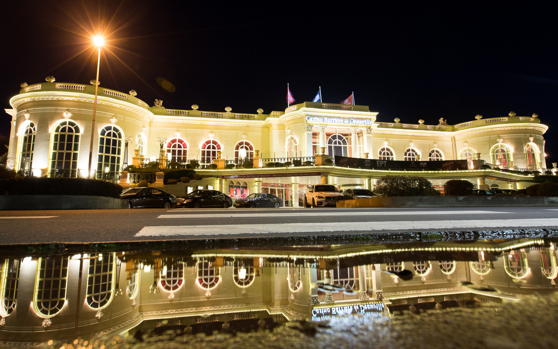 Ночное сияние на курорте Довиль, Франция