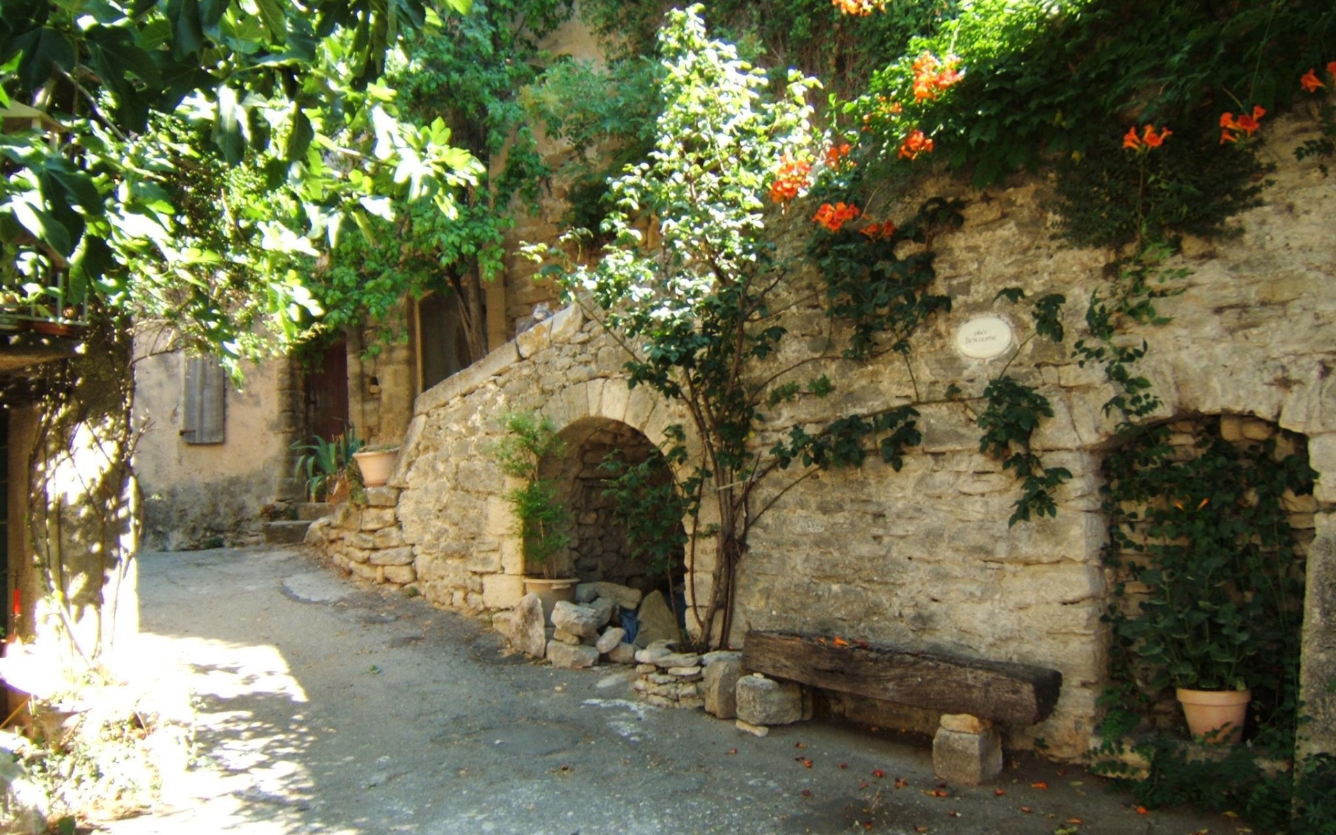 Старинная улочка в Провансе, Франция