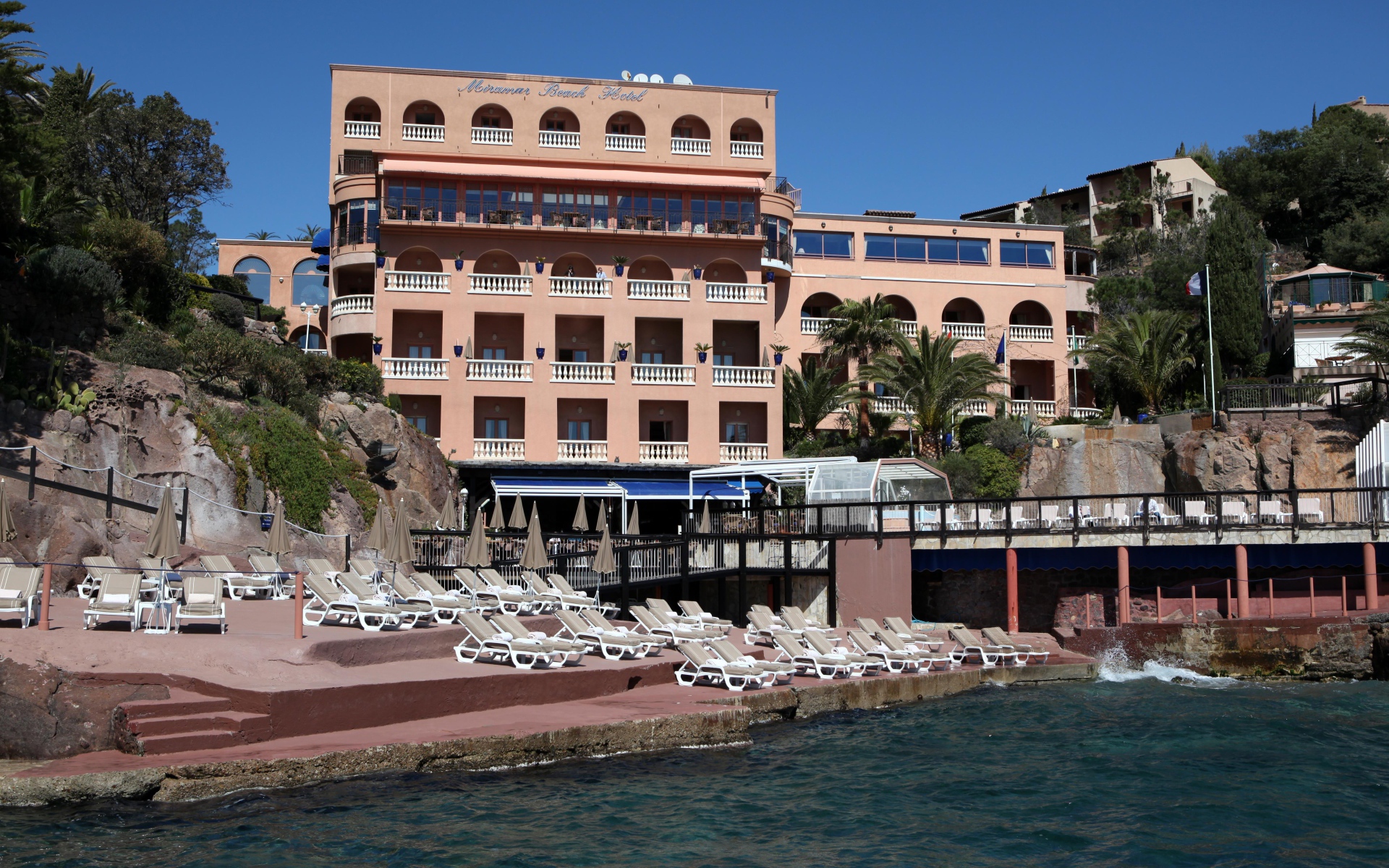 Розовый отель на курорте Мирамар Круести, Франция