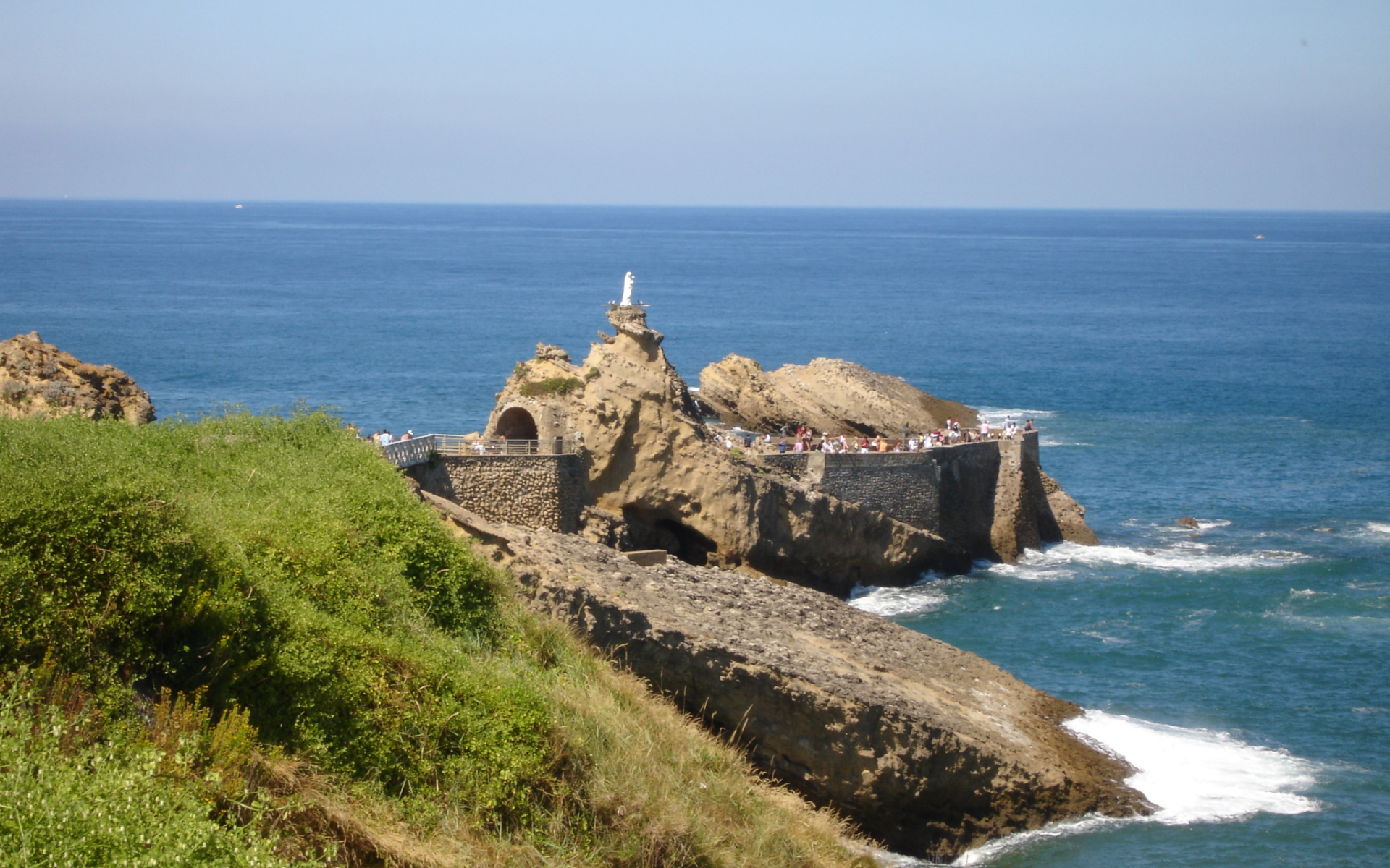 Каменистый берег на курорте Биарриц, Франция