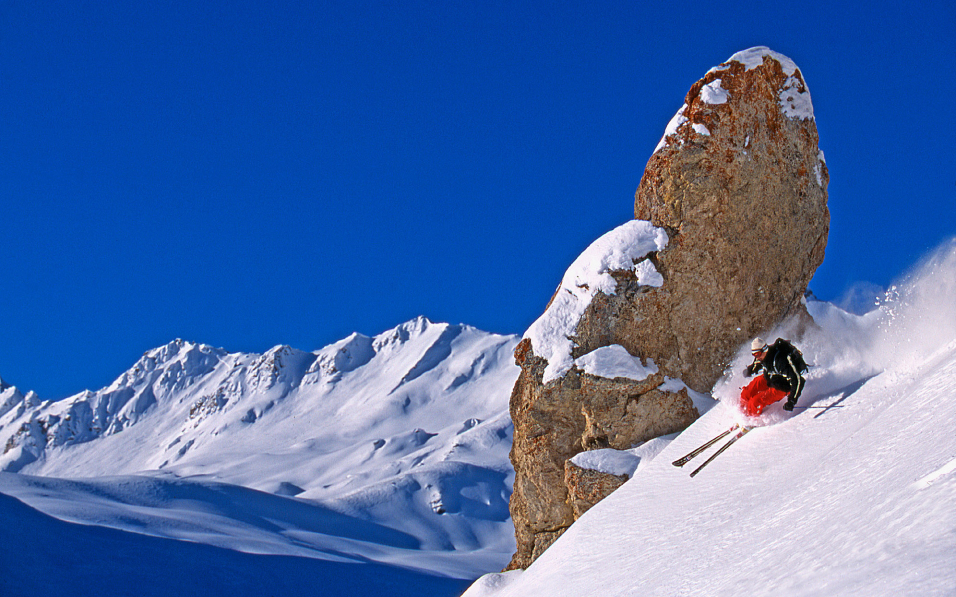 Лыжник на горнолыжном курорте Валь д'Изер, Франция