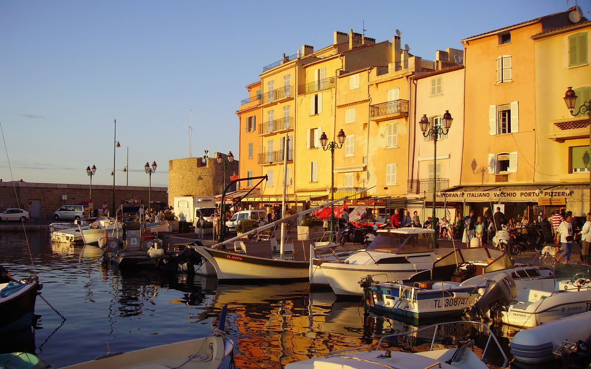 Закат в порту на курорте Сен-Тропе, Франция
