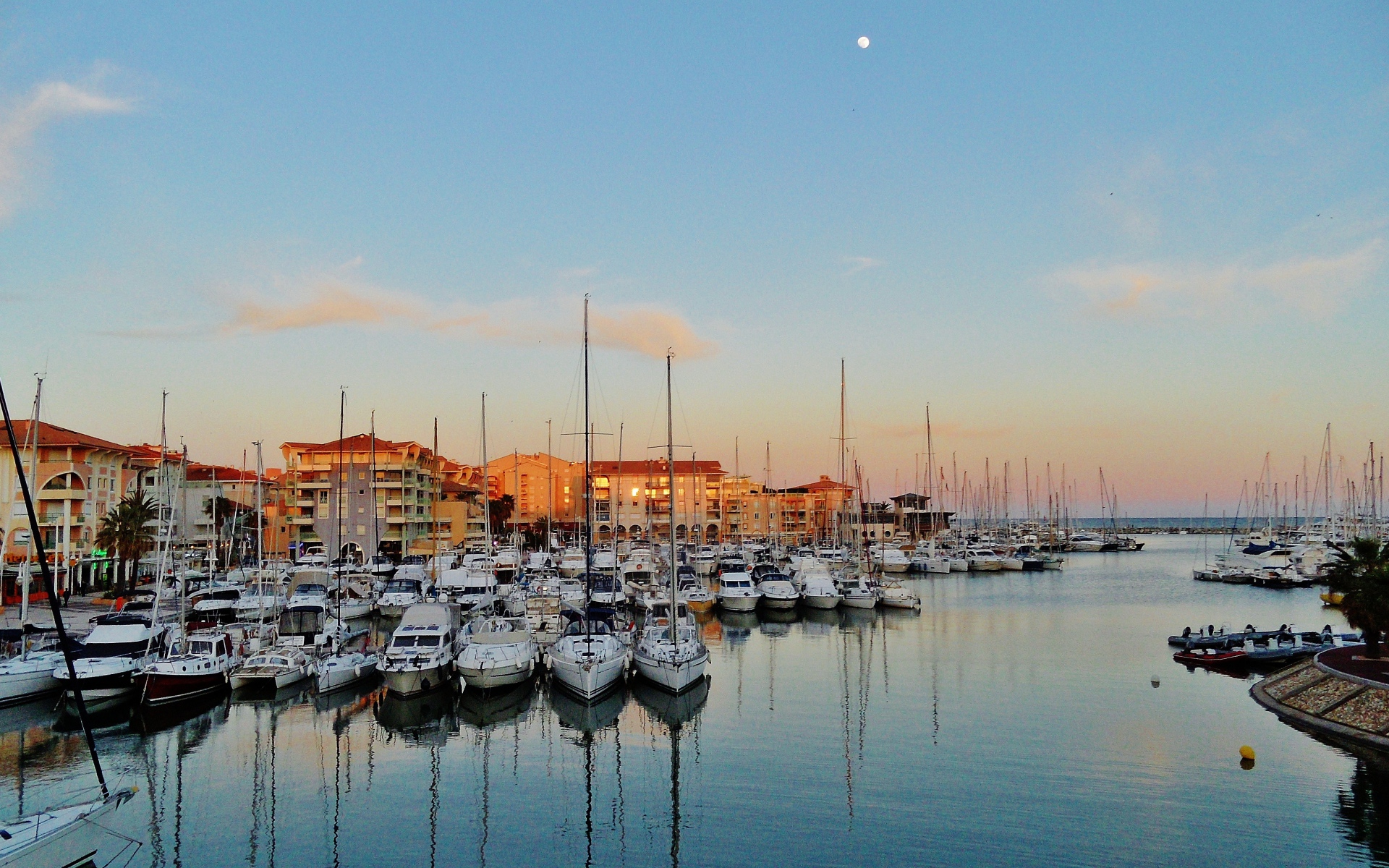 Закат на курорте Порт Де Фрежюс, Франция