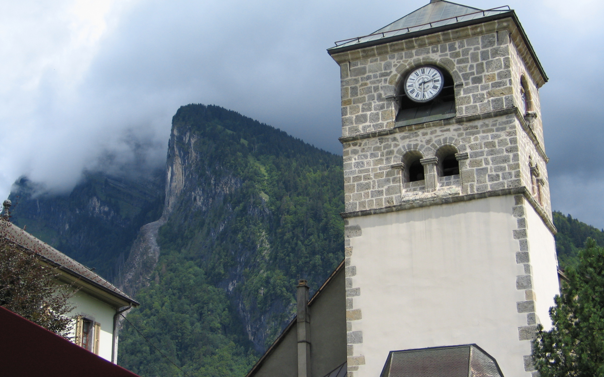 Башня с часами на горнолыжном курорте Самоен, Франция