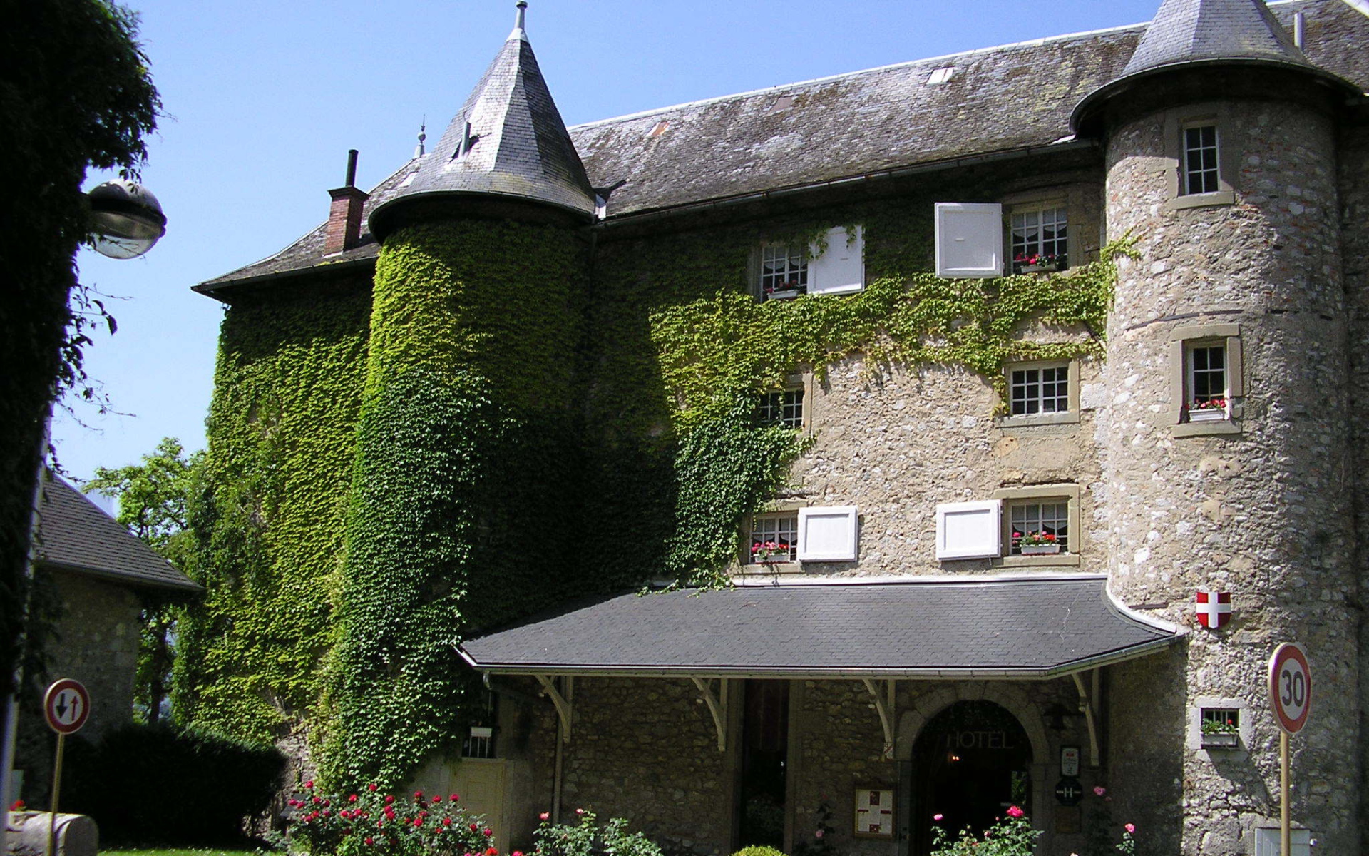 Заросший зеленью замок в городе Виши, Франция