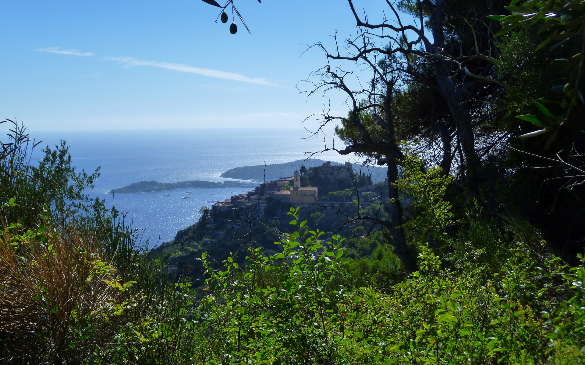 Вид с холма на курорте Эз, Франция