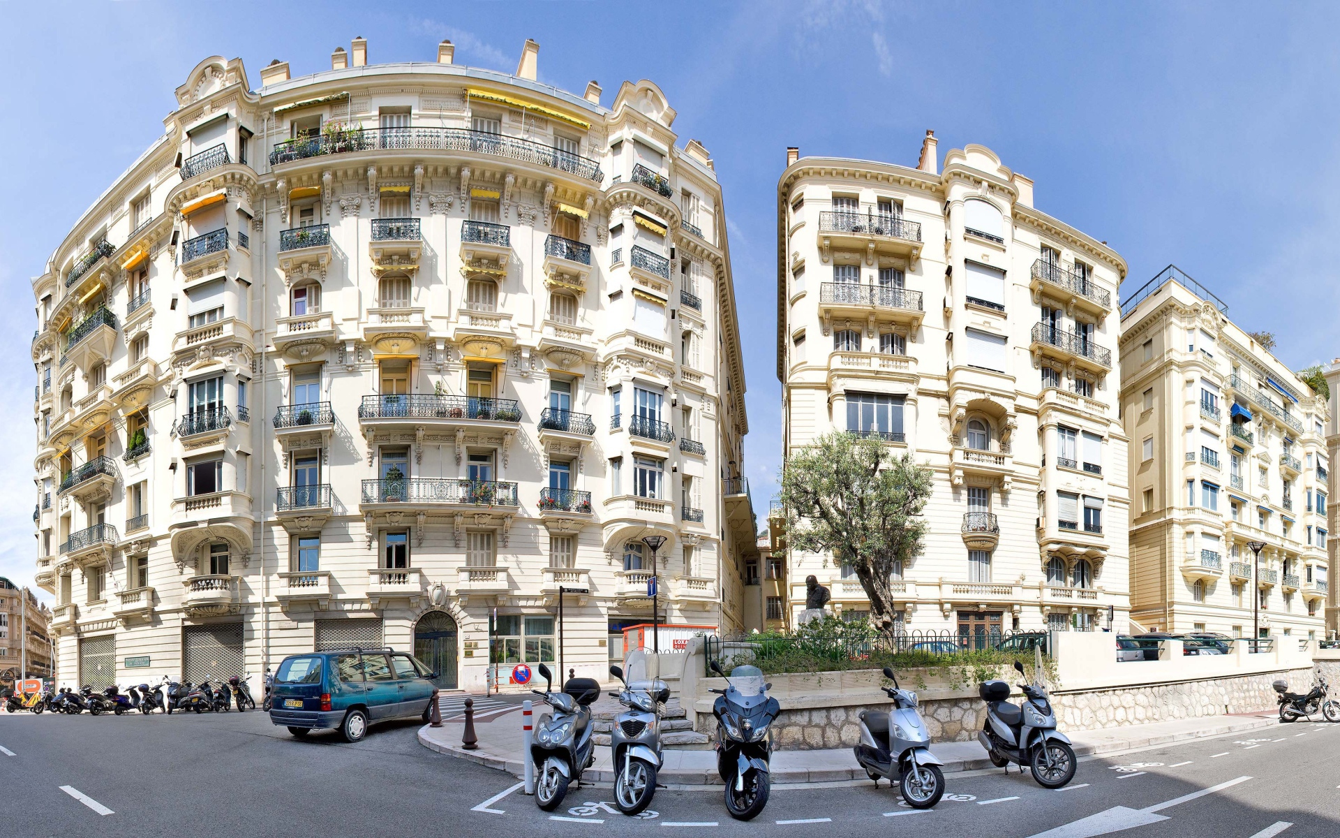 Прогулка по улице в Монако