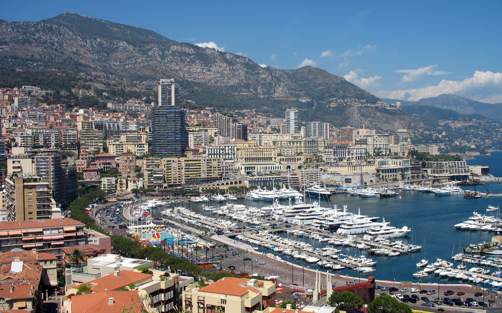 Яхты в порту в Монако