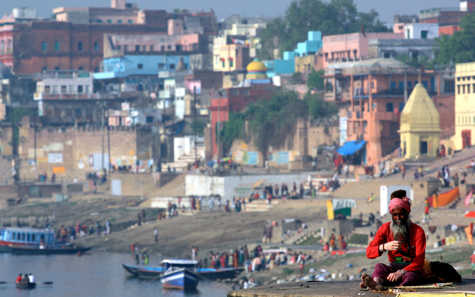 Мужчина на фоне города Варанаси