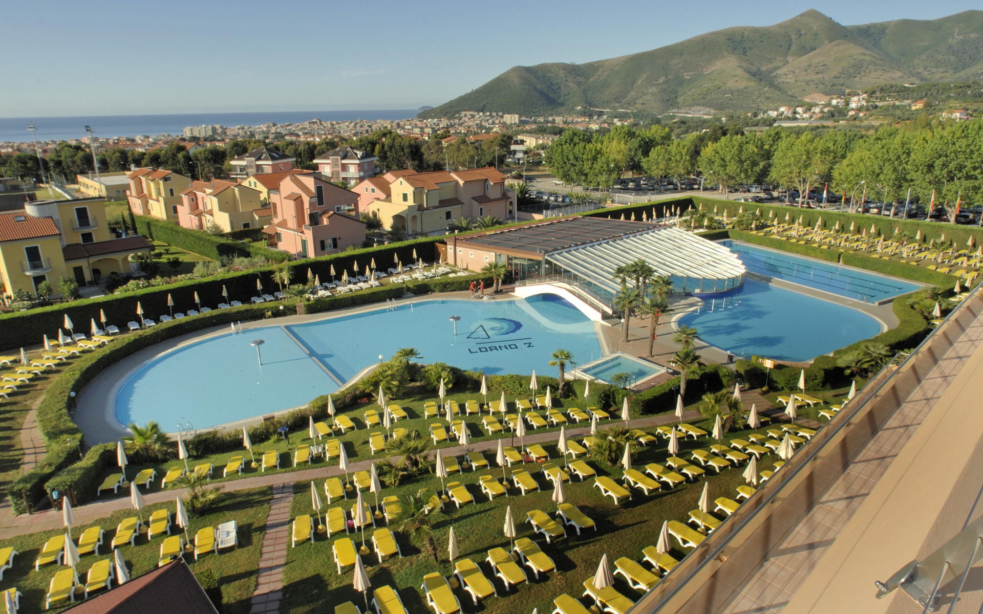 Отель на побережье в Лоано, Италия