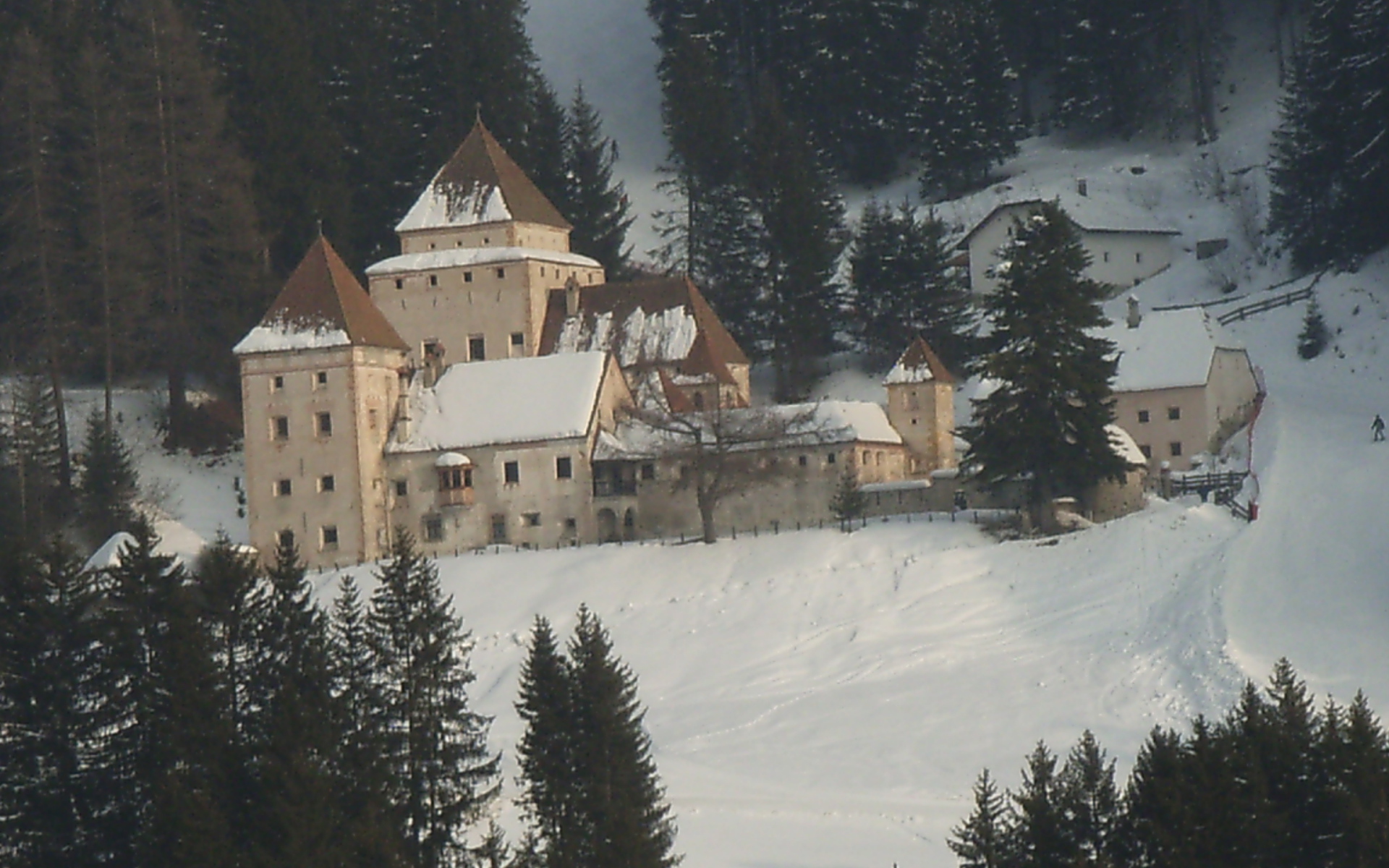 Старинный замок на курорте Ортизей, Италия