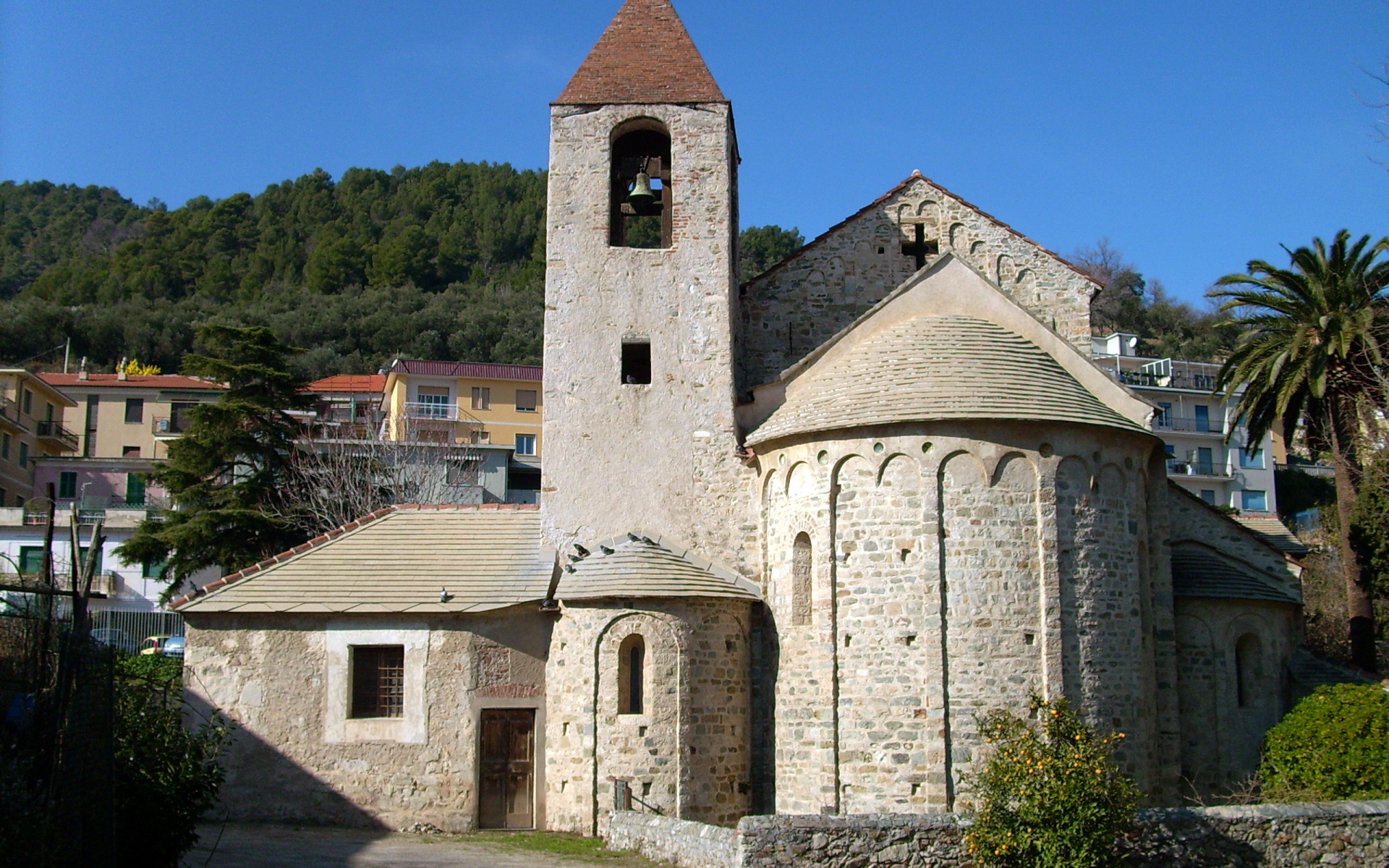 Древняя церковь на курорте Ноли, Италия