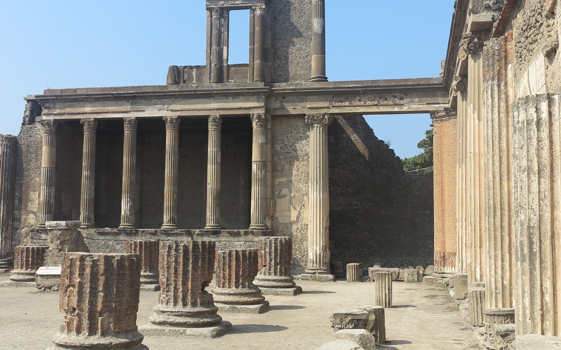 Древний храм в Помпеях, Италия