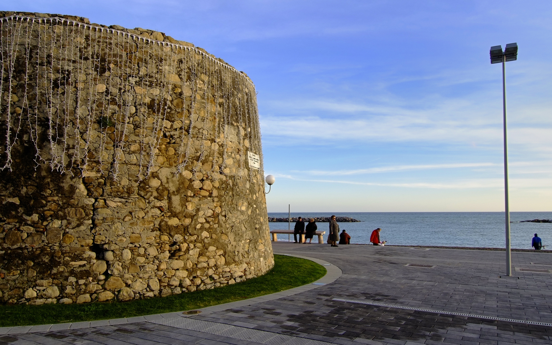 Старинная башня на набережной на курорте Сан Бартоломео Аль Маре, Италия