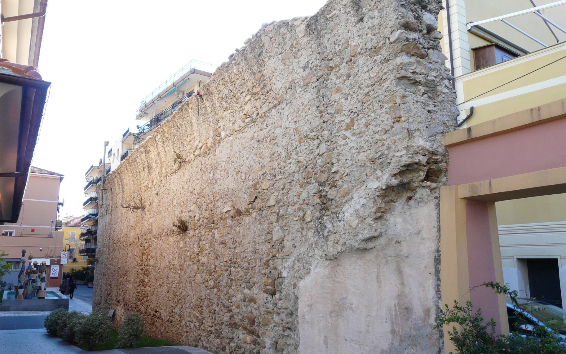 Старинная стена в Лоано, Италия