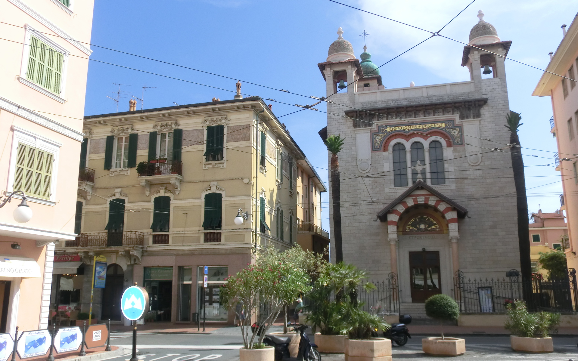 Площадь в городе на курорте Бордигера, Италия