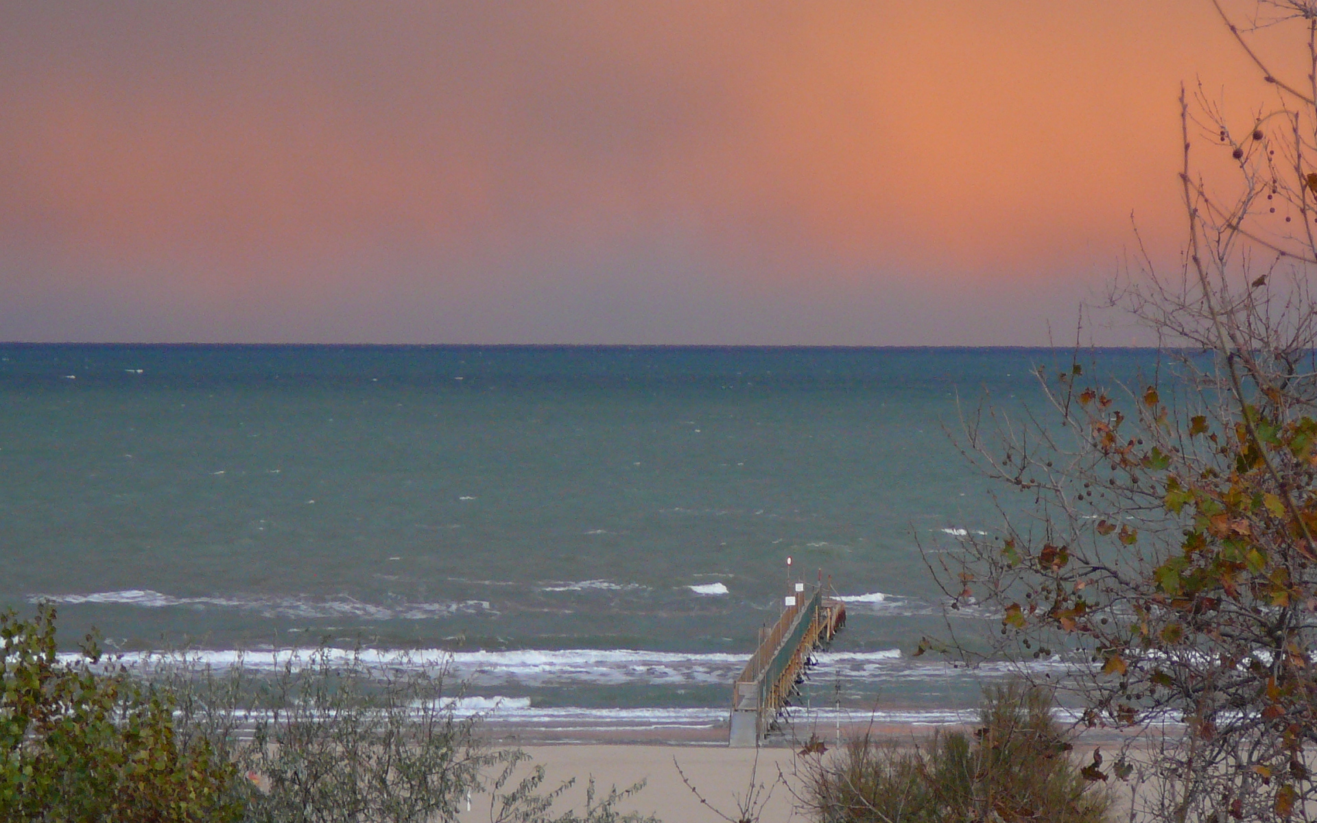 Осенний пляж на курорте в Римини, Италия