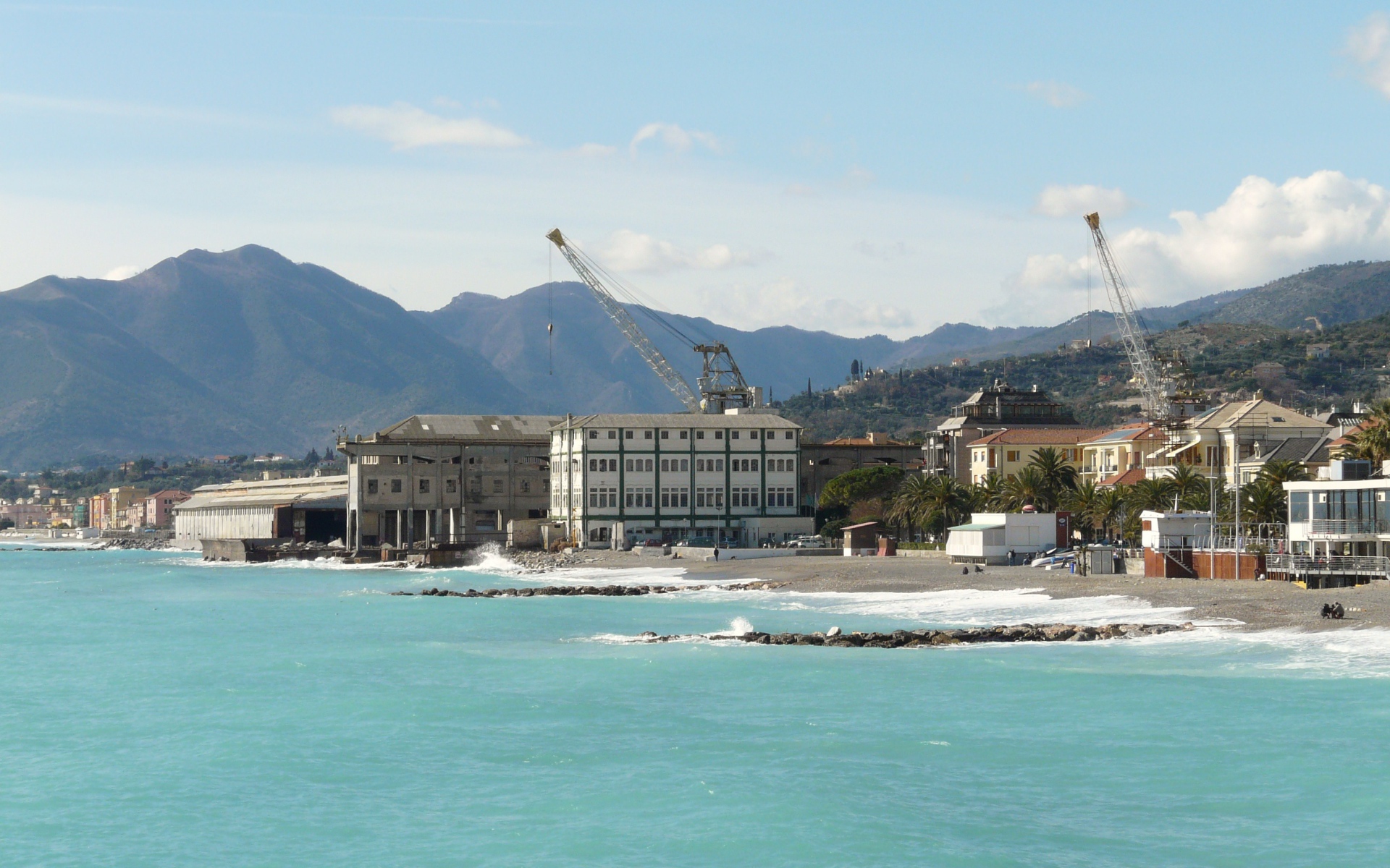 Осенний отдых на курорте в Пьетра Лигуре, Италия