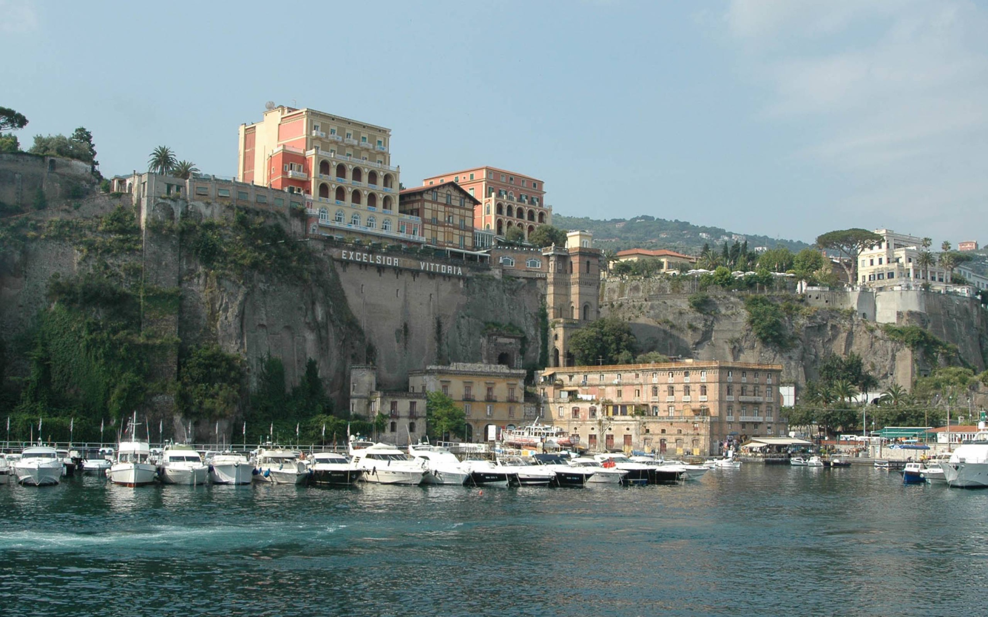 Лодки у причала на курорте Челле Лигуре, Италия