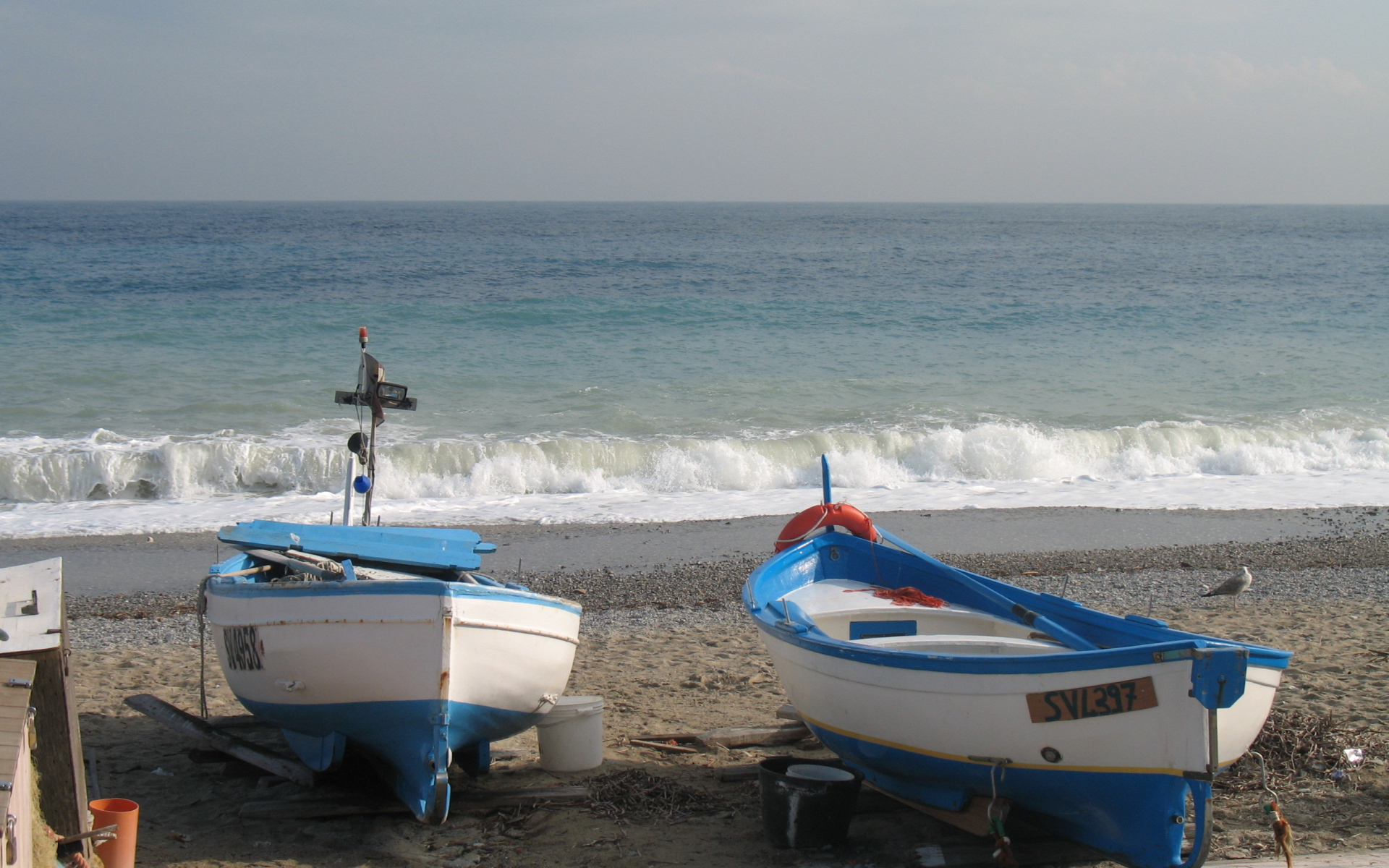 Лодки на пляже на курорте Ноли, Италия