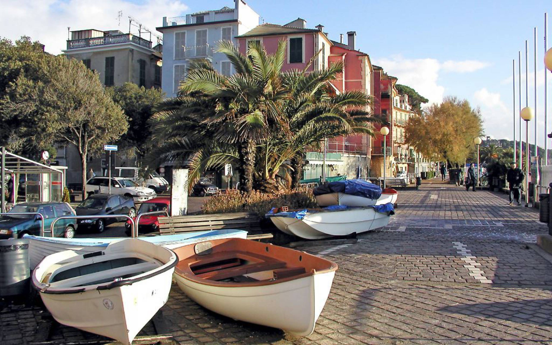 Лодки на набережной на курорте Челле Лигуре, Италия