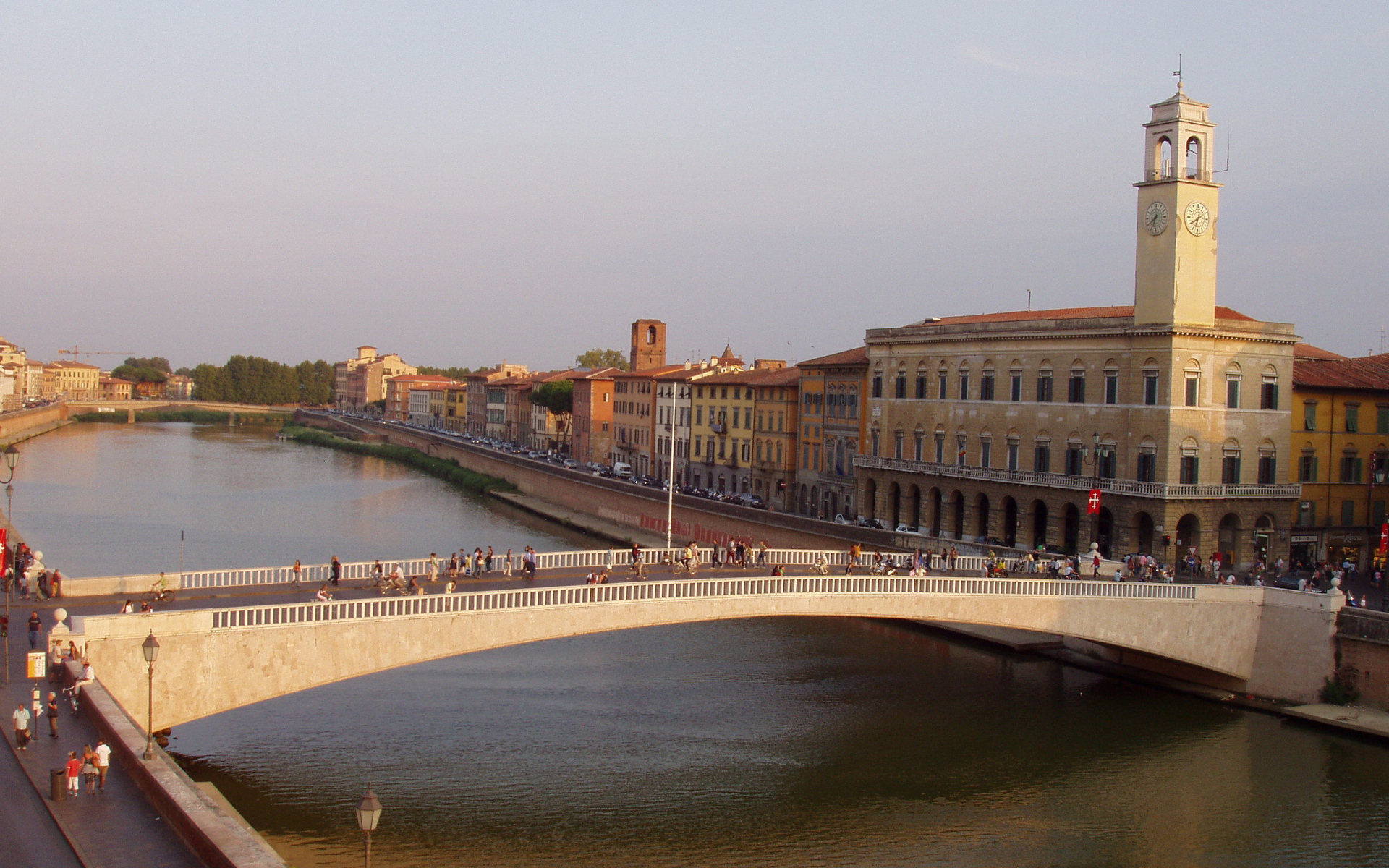 Мост через канал в Пизе, Италия