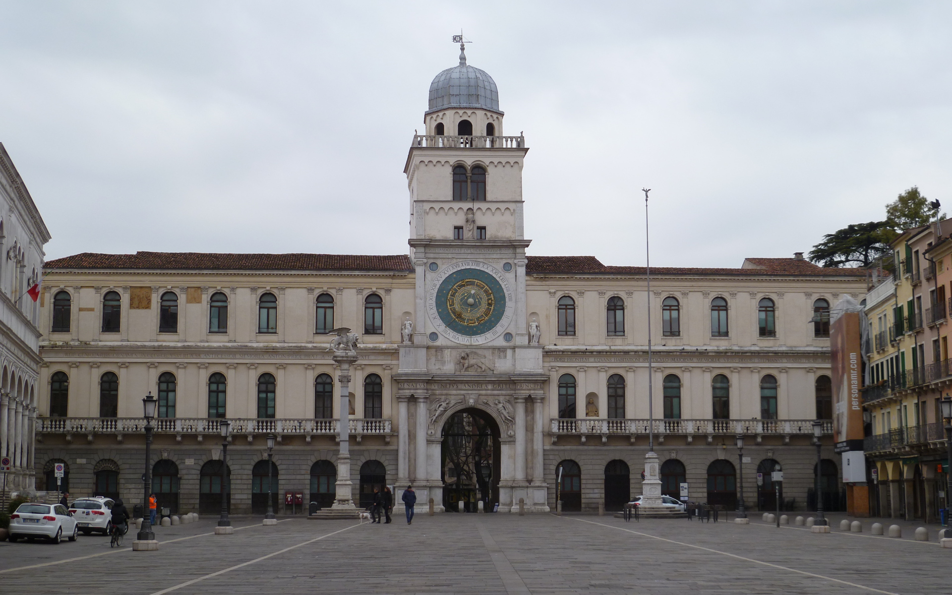 Здание с часами в Падуе, Италия