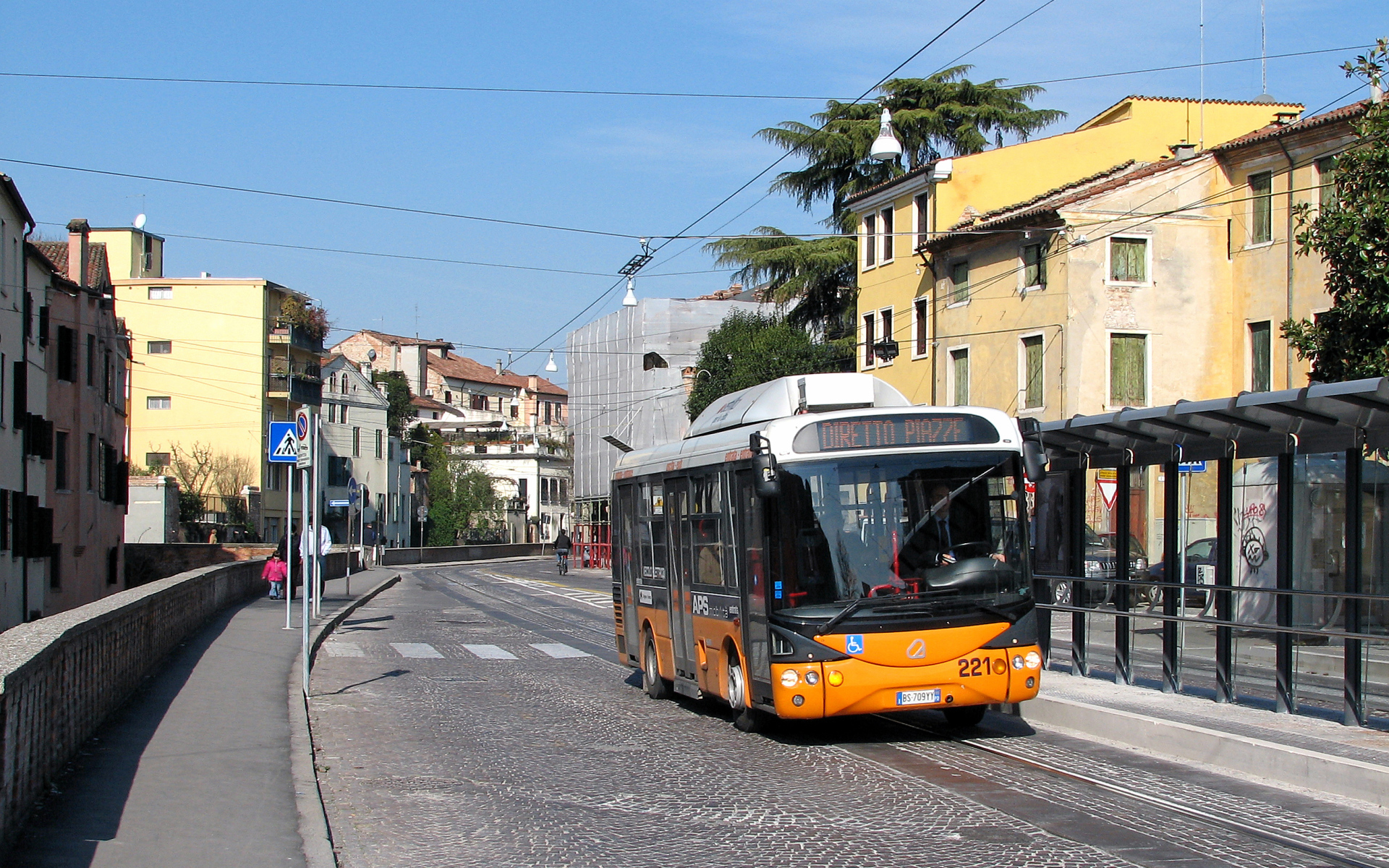 Автобус на улице города в Падуе, Италия