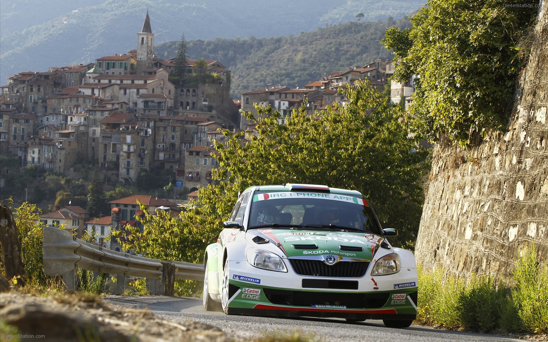 Автомобиль на фоне города в Сан Ремо, Италия