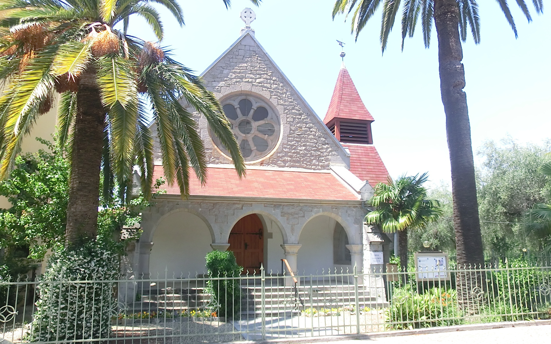 Церковь на курорте Бордигера, Италия