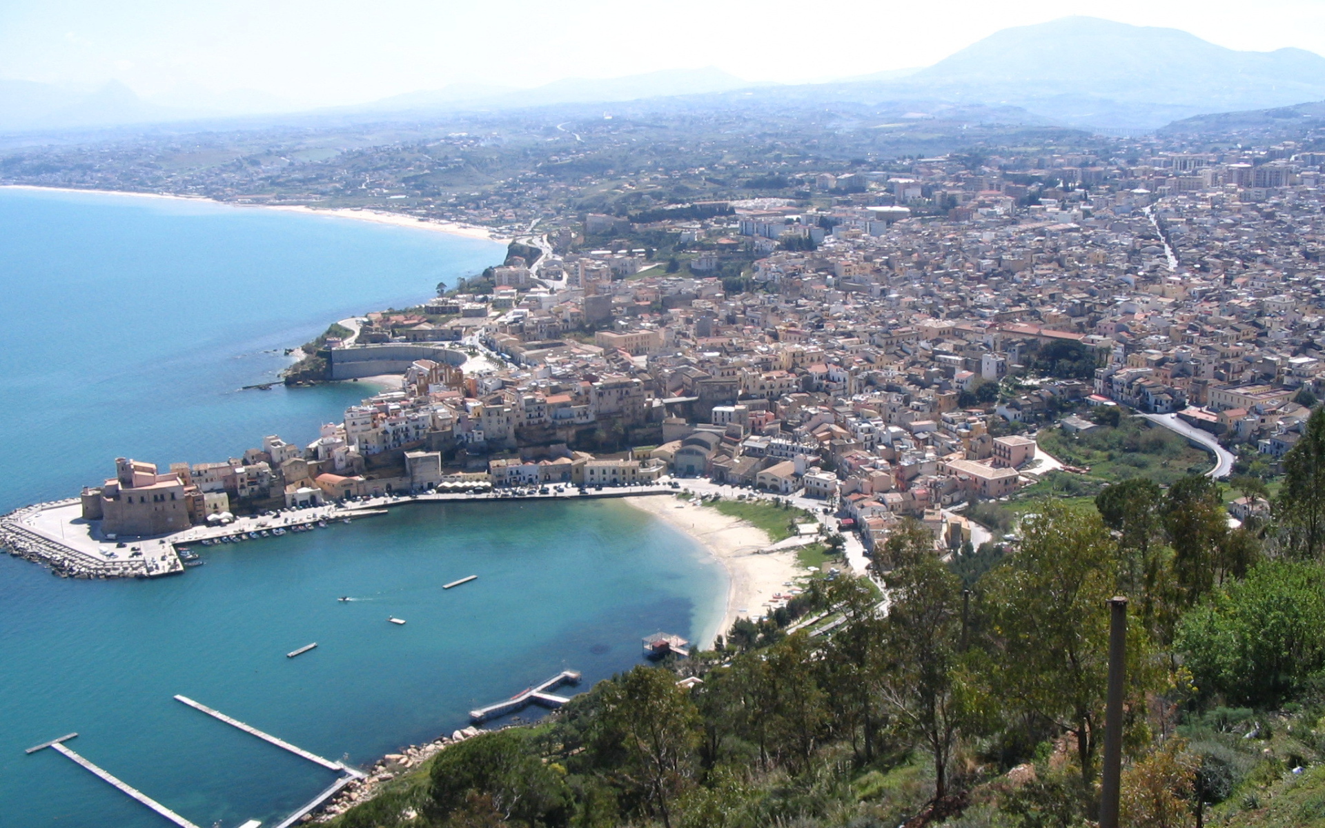 Город на побережье на острове Сицилия, Италия