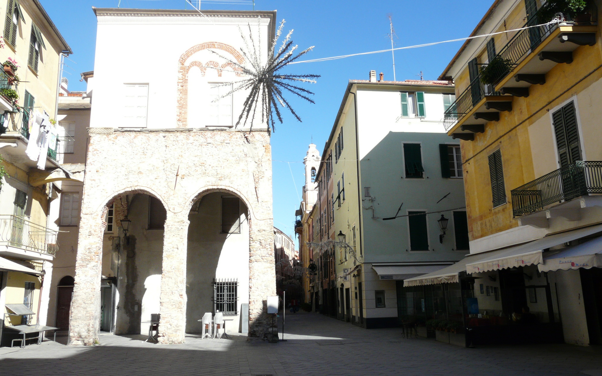 Городская улица в Лоано, Италия