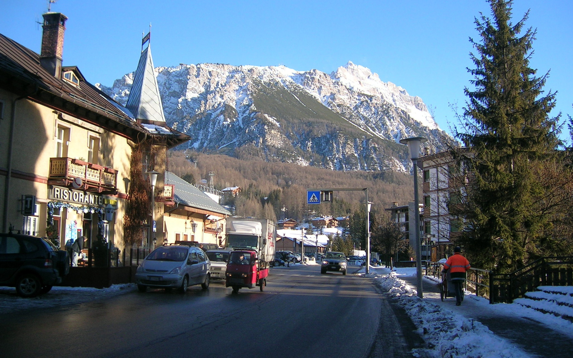 Городская улица на горнолыжном курорте Кортина д'Ампеццо, Италия
