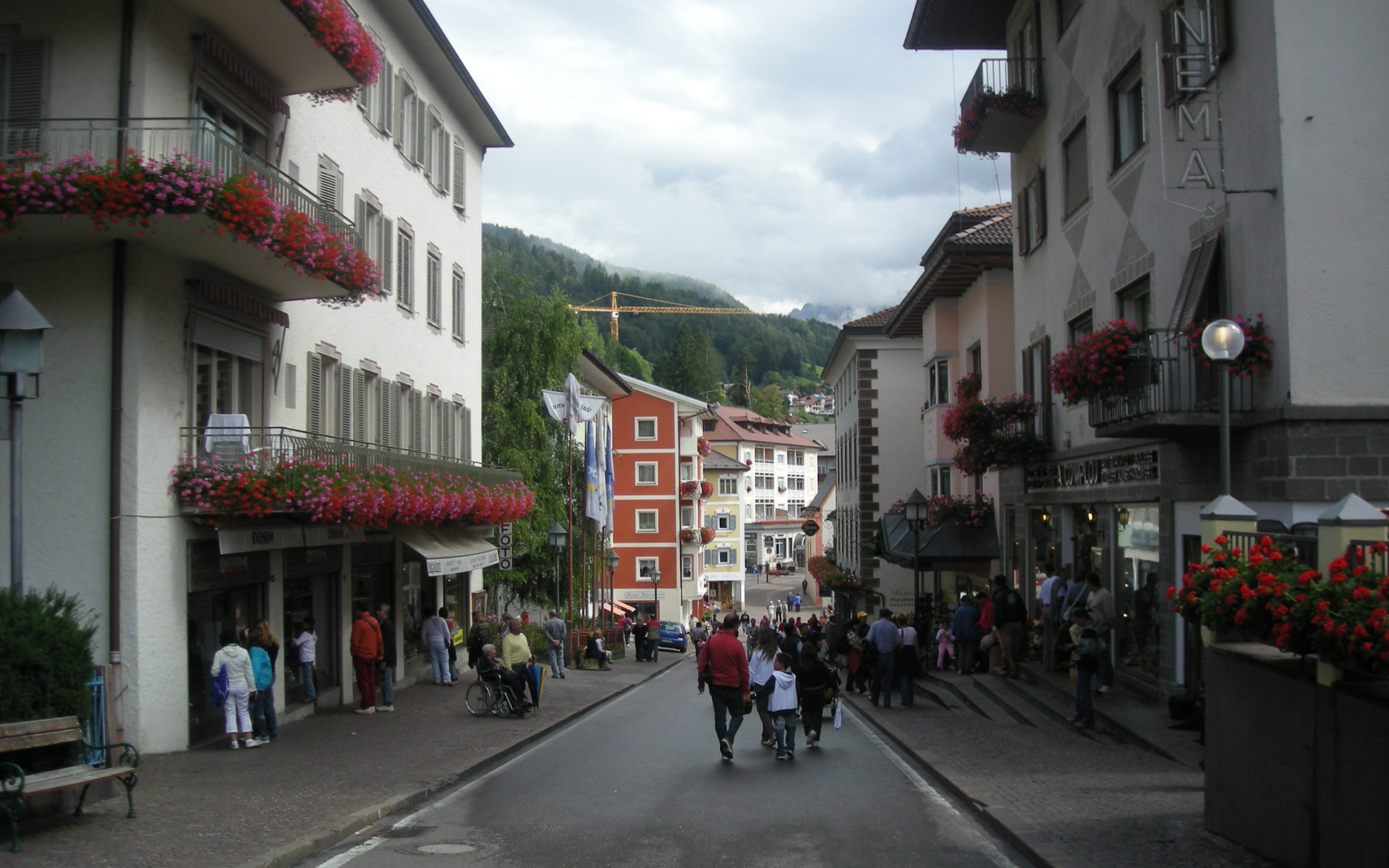 Городские улицы на курорте Ортизей, Италия