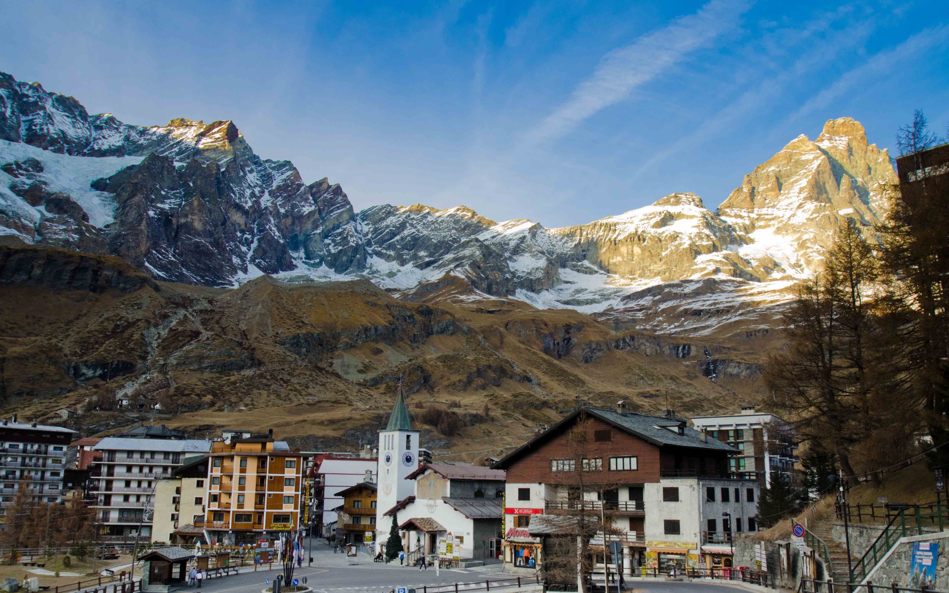 Городские улицы на горнолыжном курорте Червиния, Италия