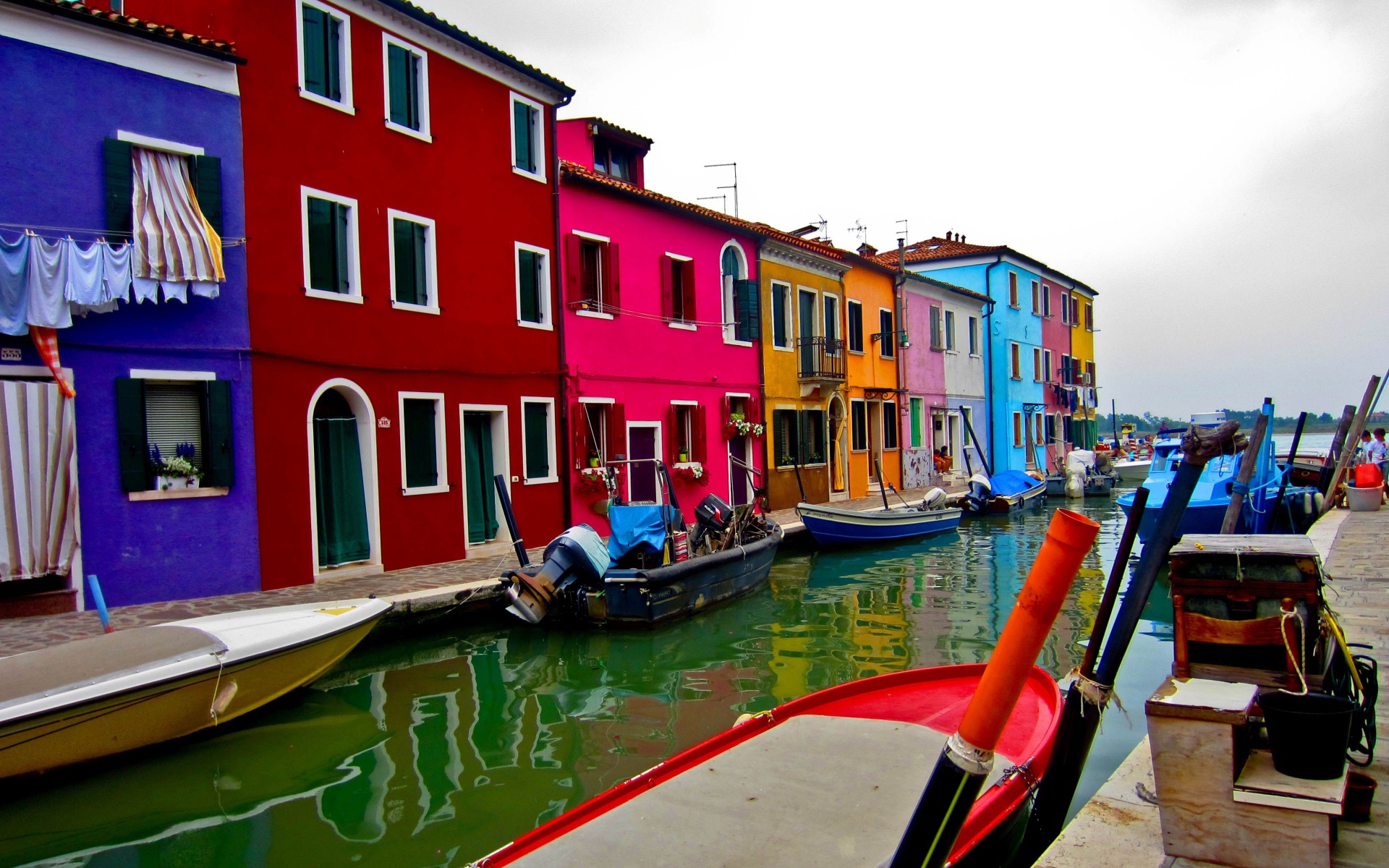 Разноцветные дома на острове Мурано, Италия