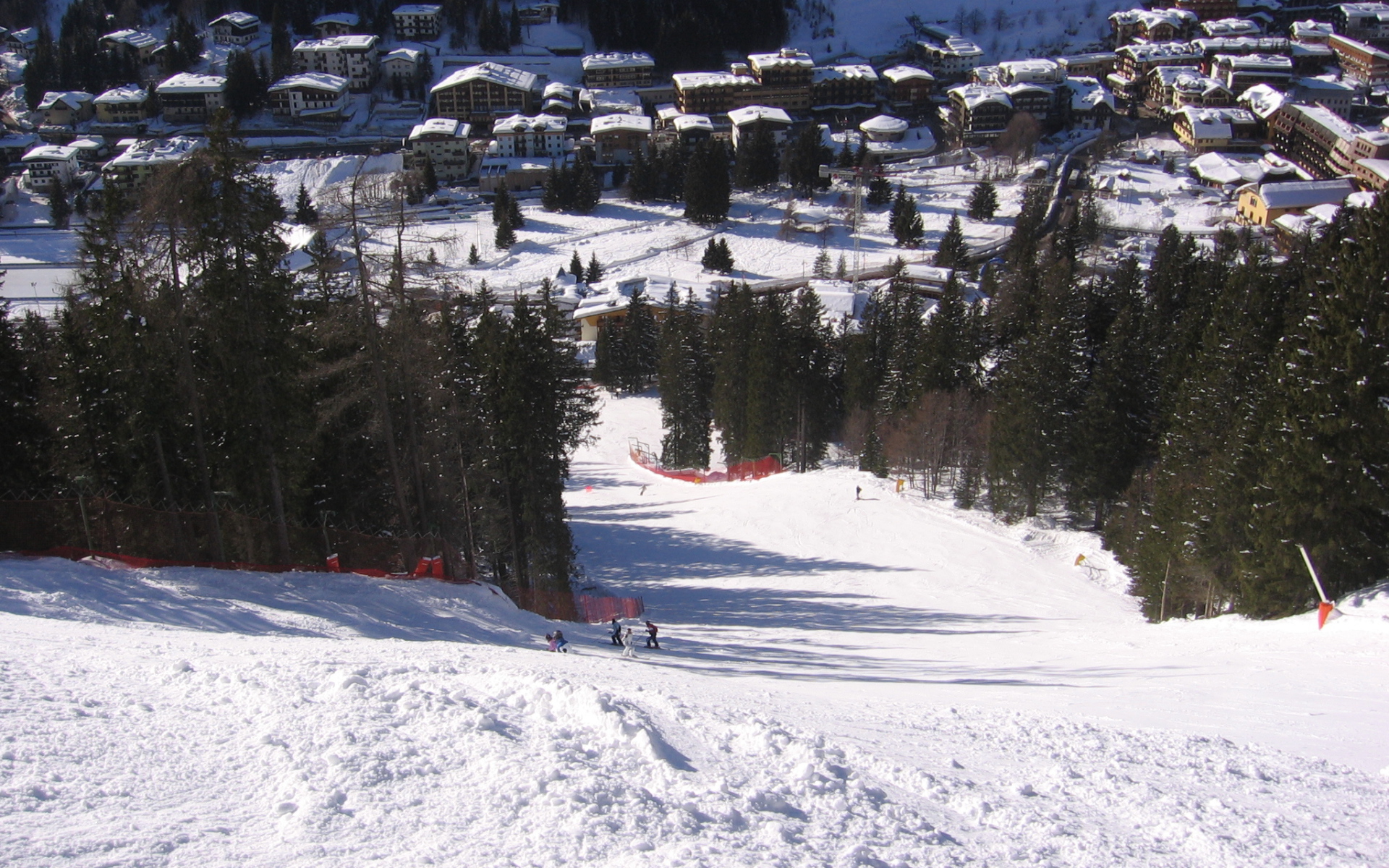 Спуск на лыжах на горнолыжном курорте Мадонна ди Кампильо, Италия