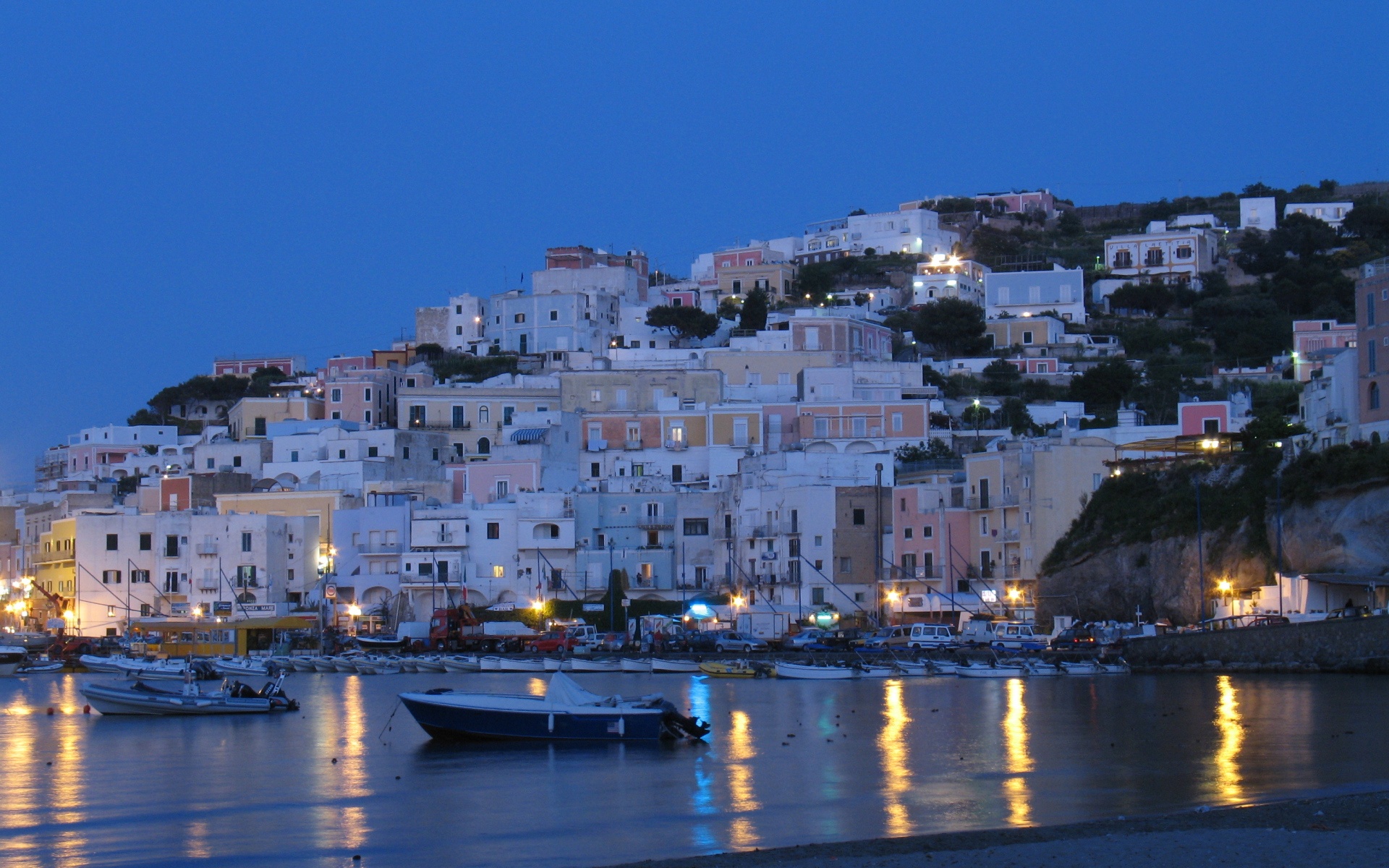 Вечерние огни на пляже на острове Понца, Италия