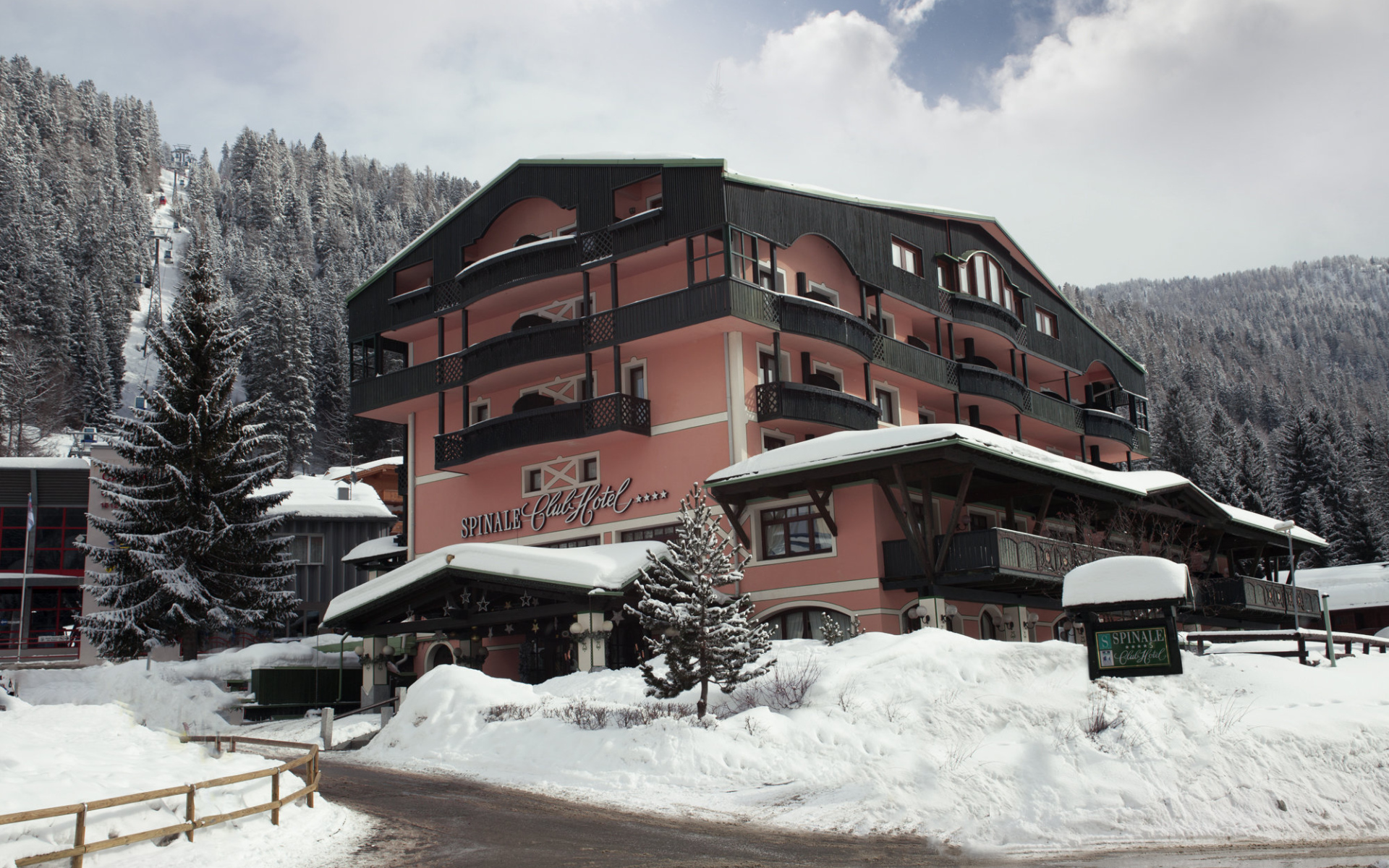 Отель Спинале на горнолыжном курорте Мадонна ди Кампильо, Италия