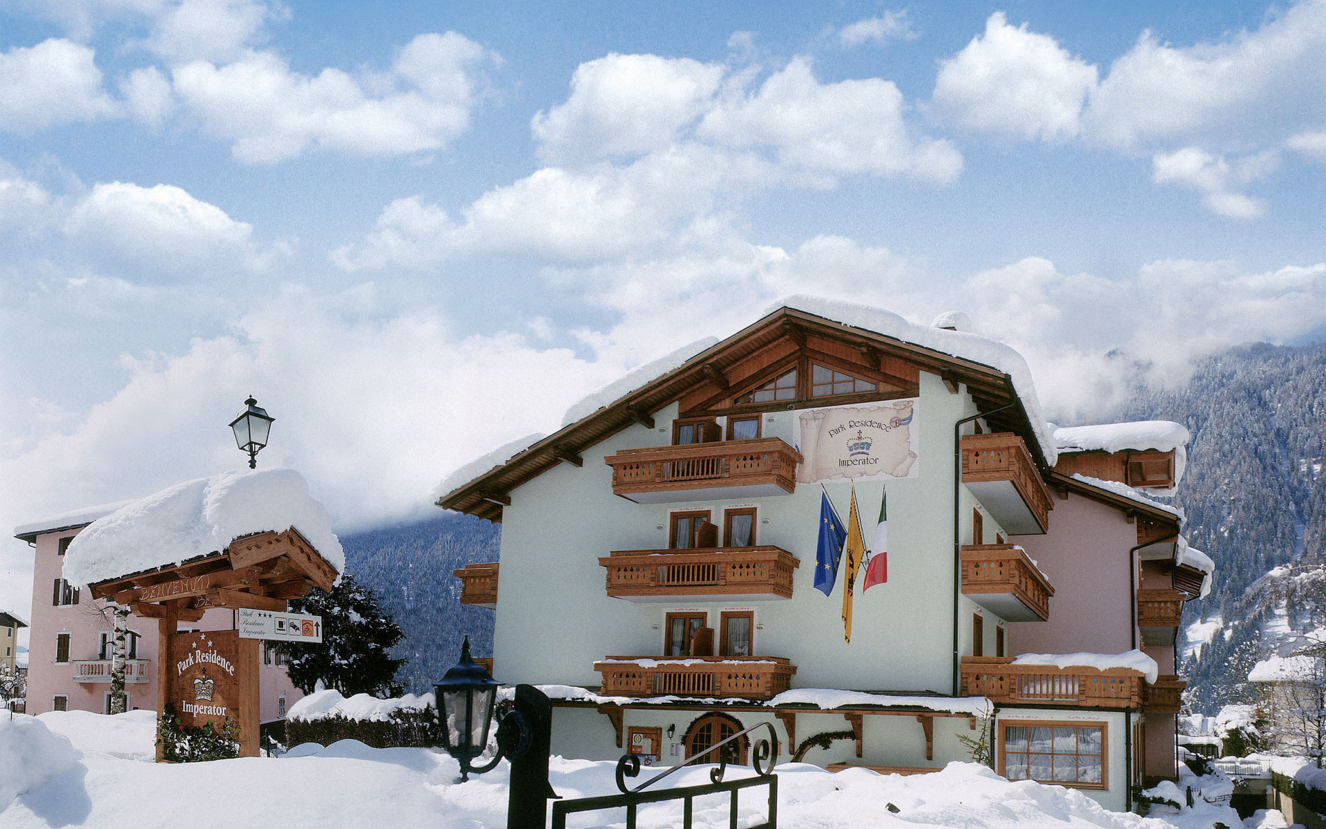 Гостиница на горнолыжном курорте Мадонна ди Кампильо, Италия