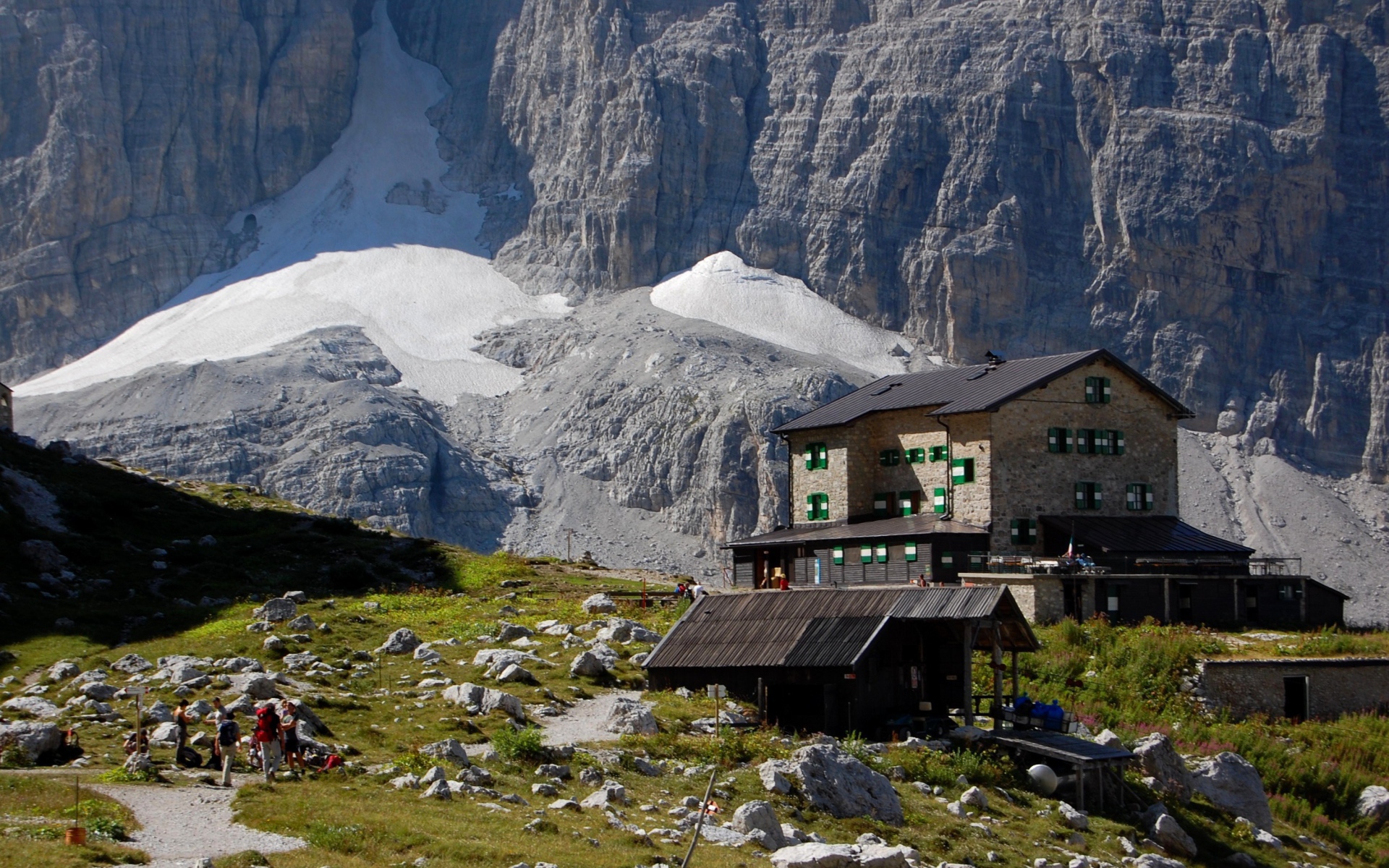 Дом на фоне гор на горнолыжном курорте Мадонна ди Кампильо, Италия