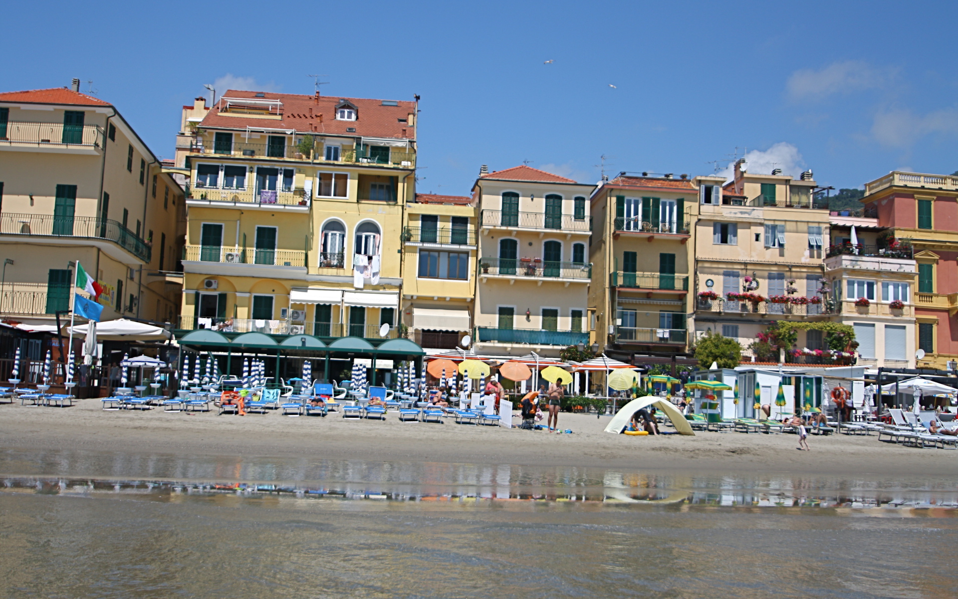 Дома на набережной на курорте Алассио, Италия