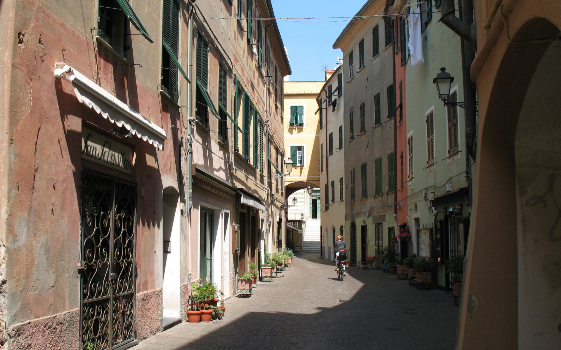 Узкие улочки на курорте Челле Лигуре, Италия