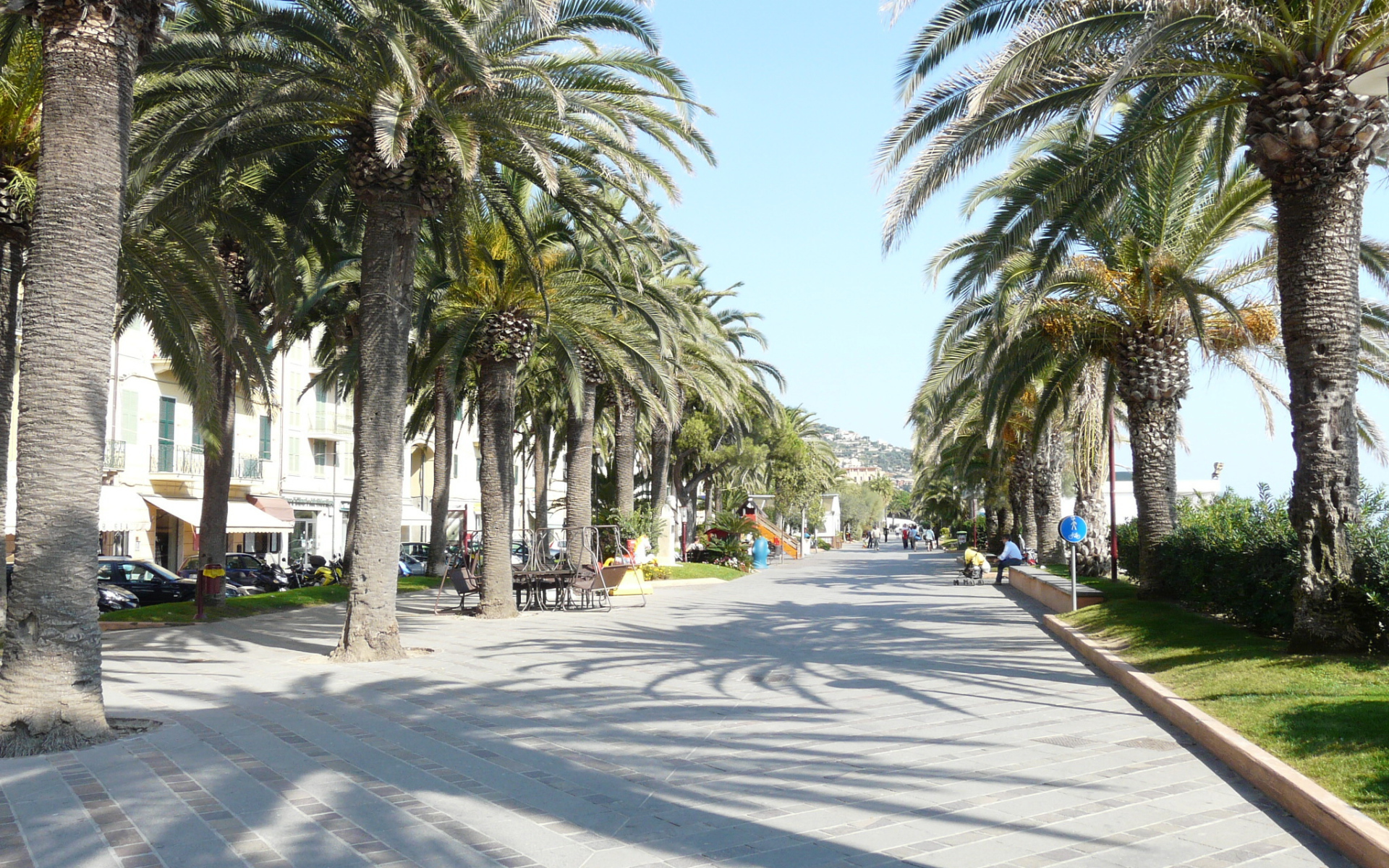 Пальмовая аллея на курорте Финале Лигуре, Италия