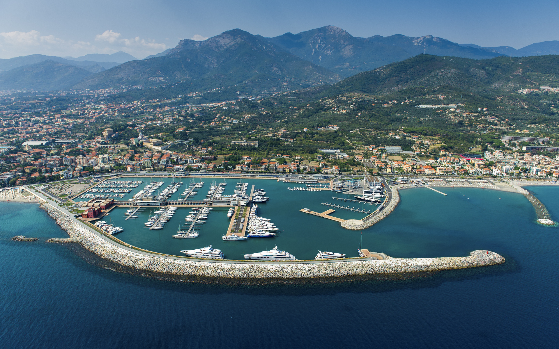 Порт в Лоано, Италия