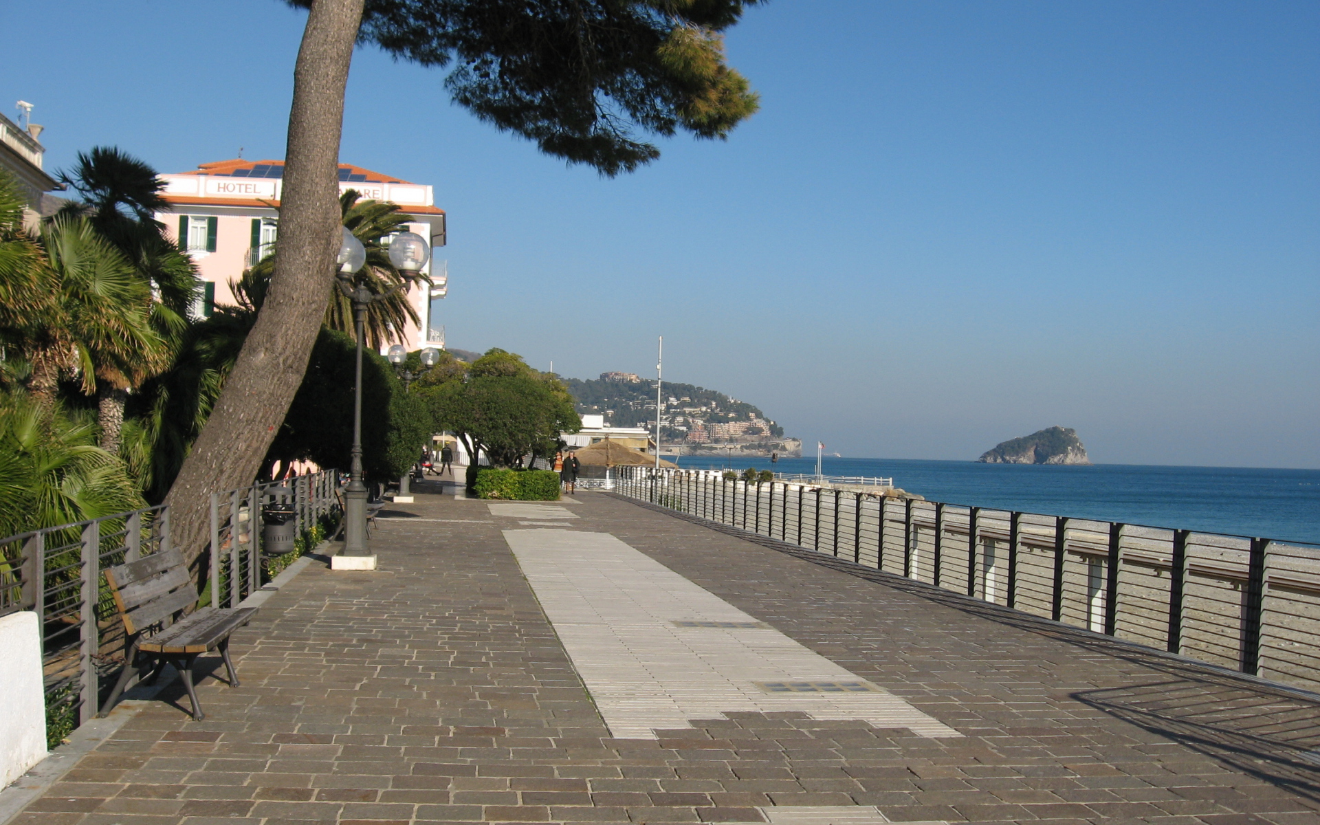 Набережная на курорте Споторно, Италия