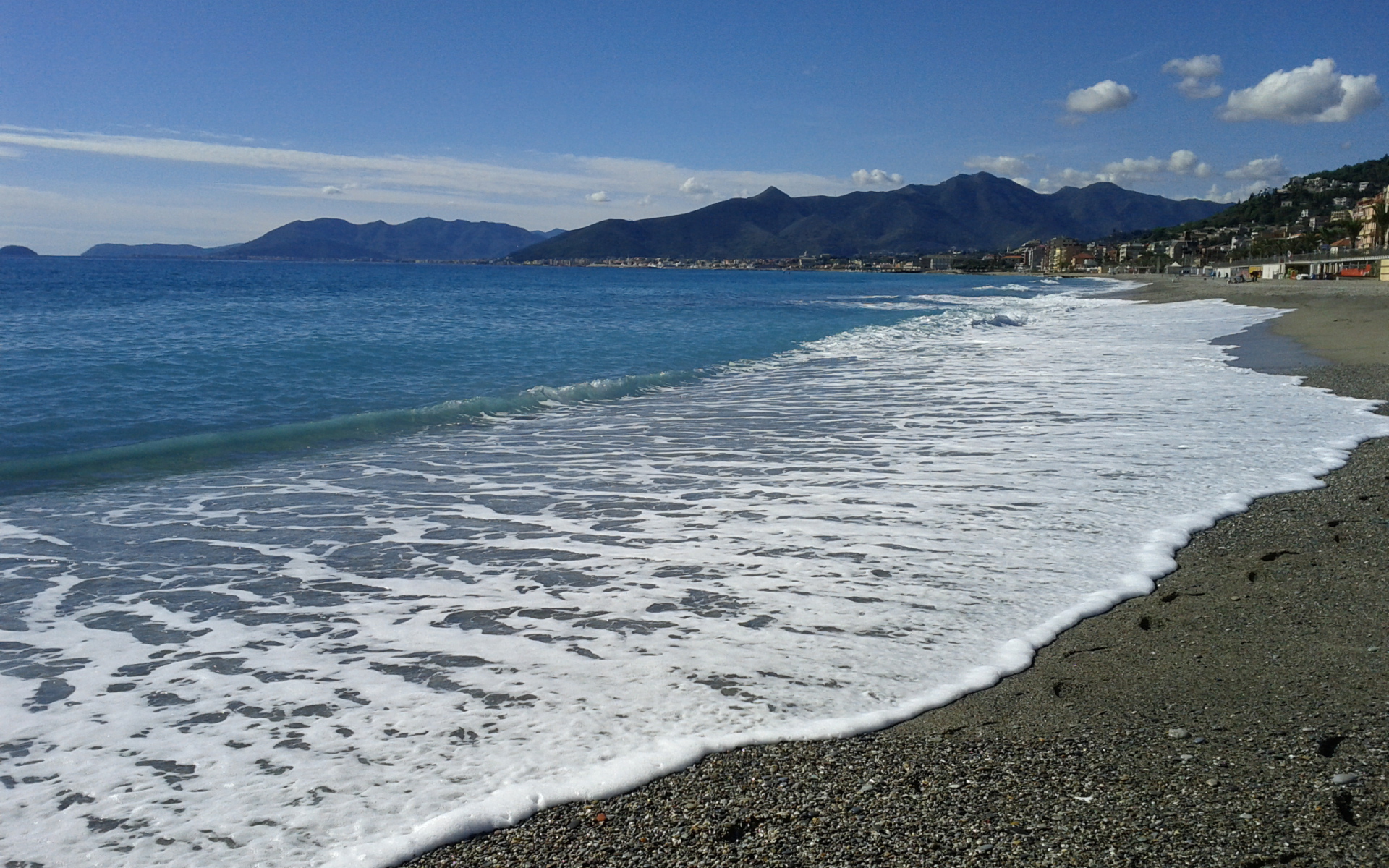 Отдых на пляже на курорте в Пьетра Лигуре, Италия